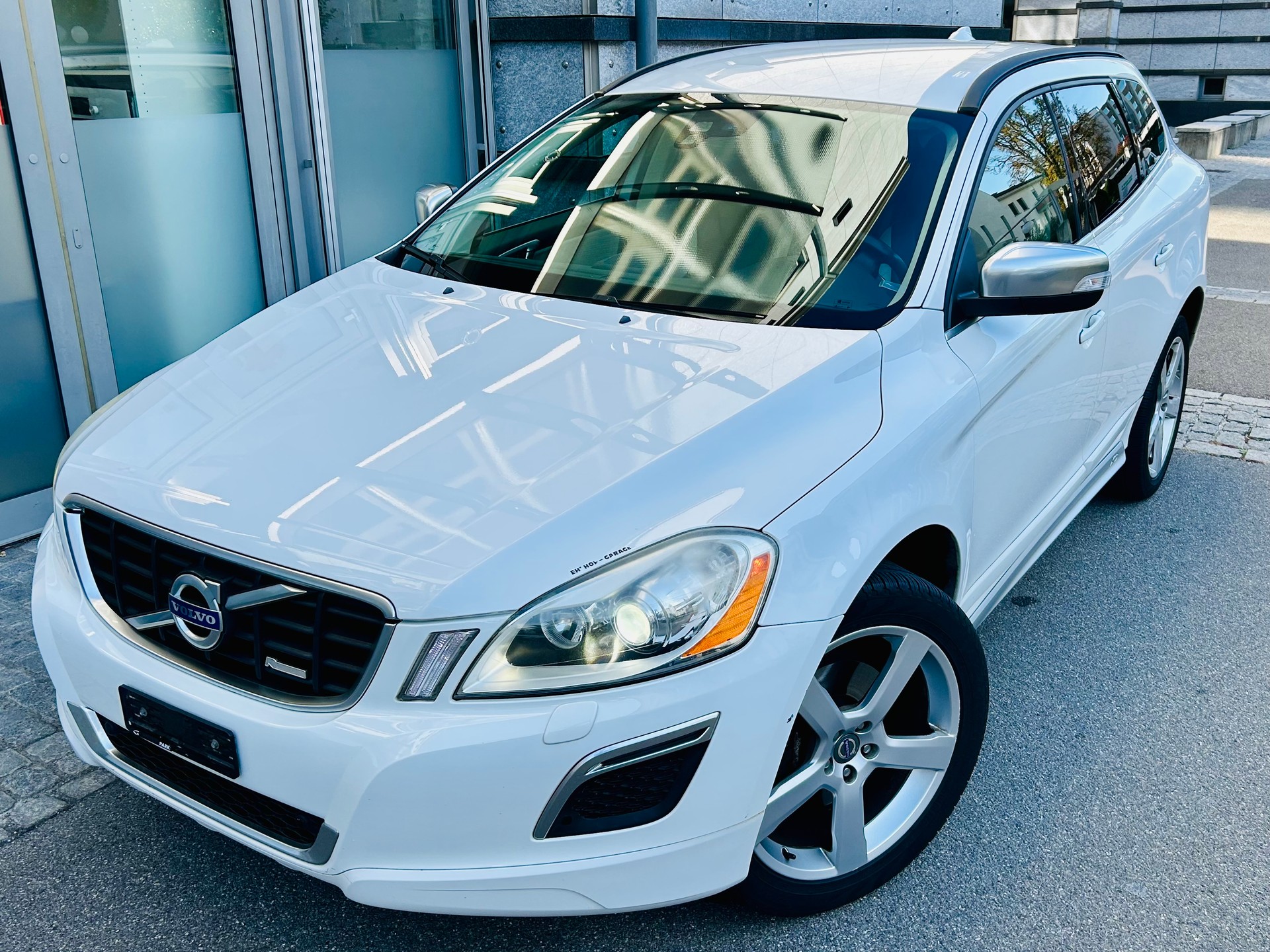 VOLVO XC60 D3 AWD R-Design-image-0