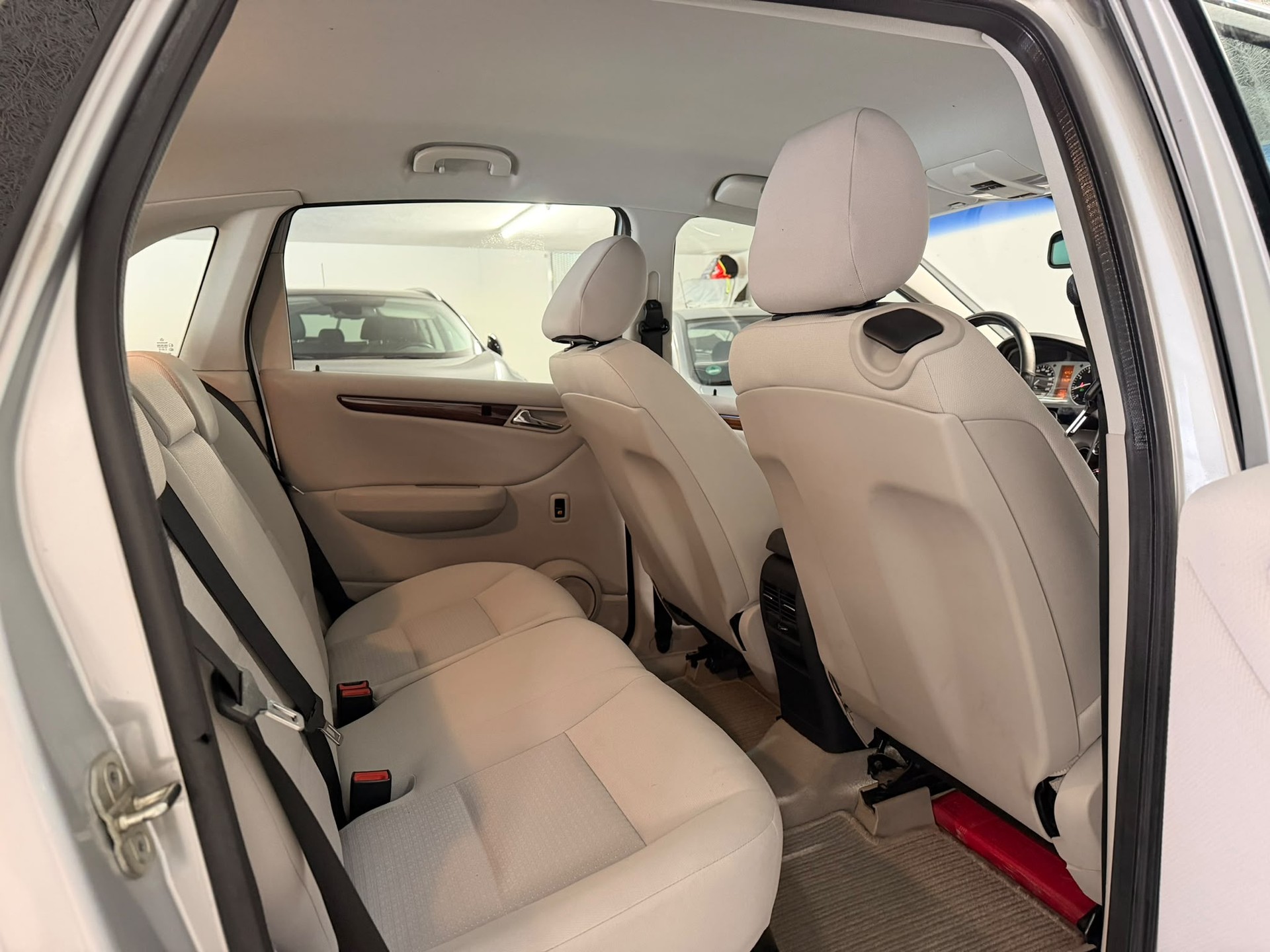 MERCEDES-BENZ B 200 T-image-11