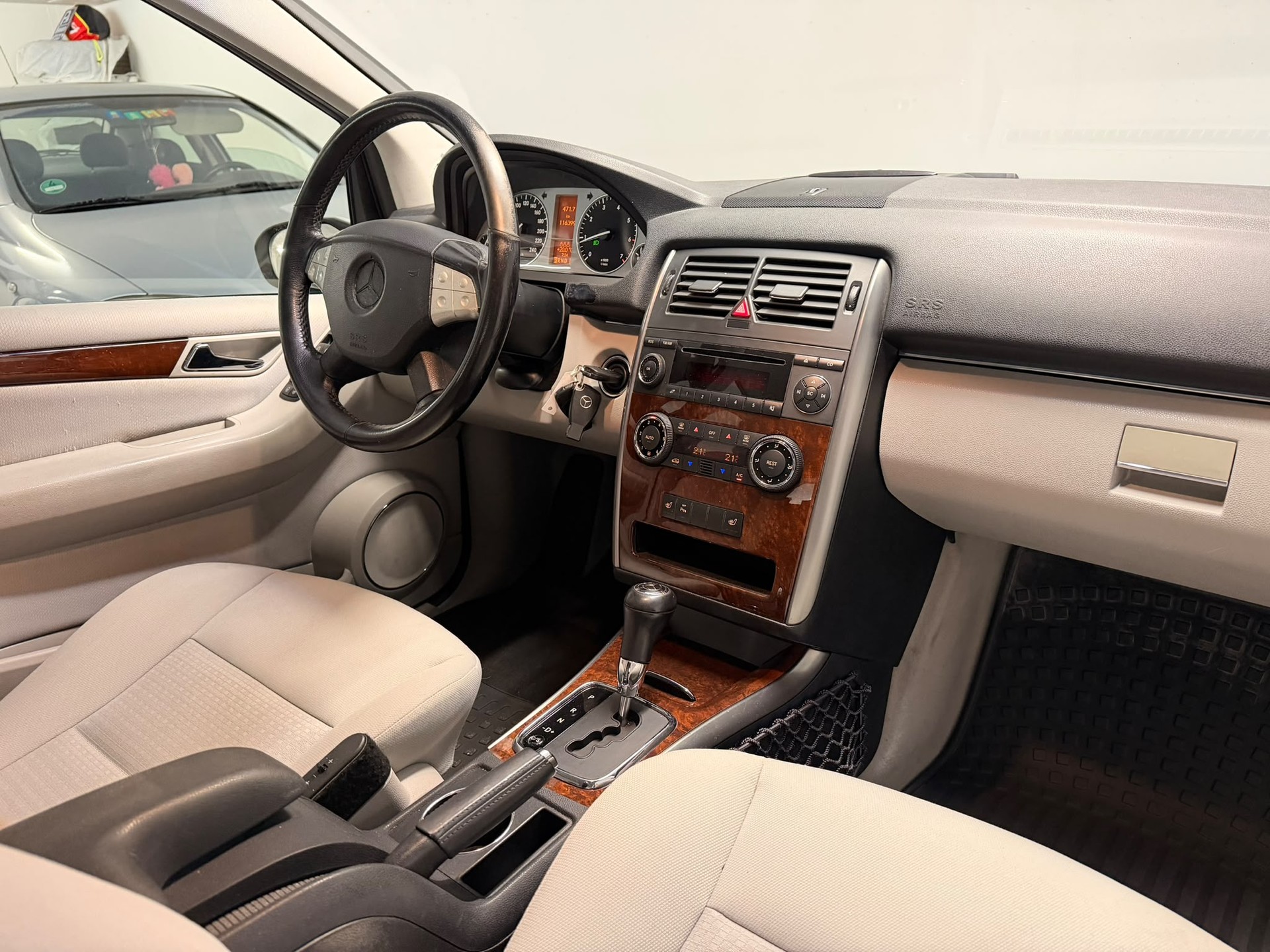 MERCEDES-BENZ B 200 T-image-13
