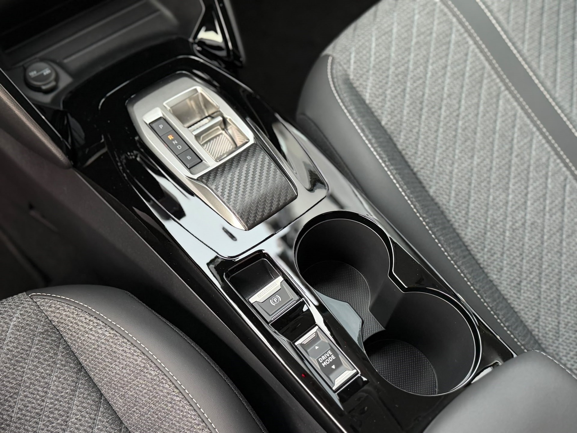 PEUGEOT 208 Elektrik 100 kW Allure-image-11