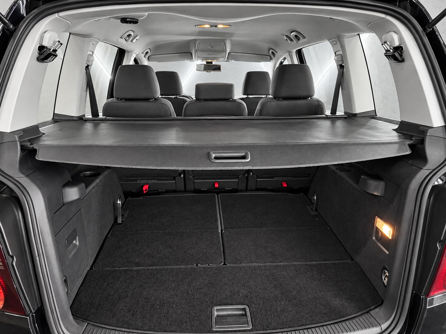 VW Touran 2.0 TDI Trendline-image-11