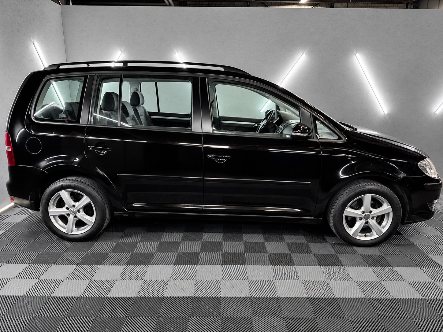 VW Touran 2.0 TDI Trendline-image-2