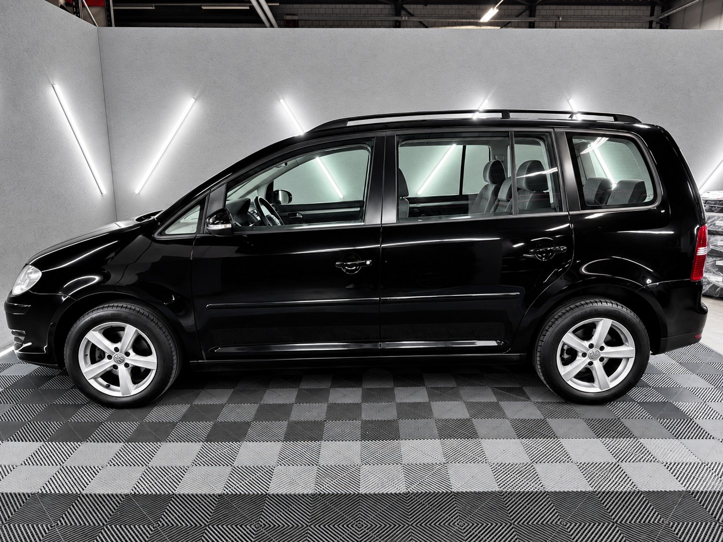 VW Touran 2.0 TDI Trendline-image-3