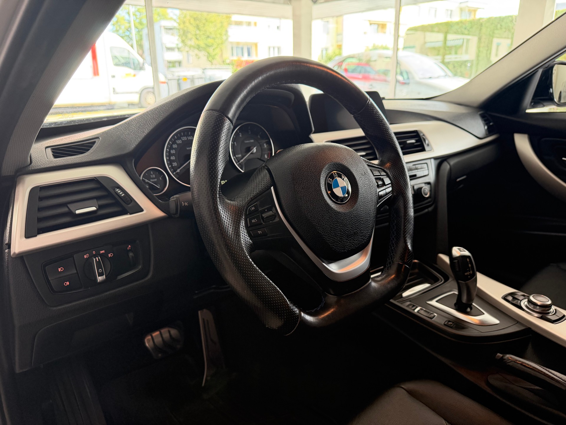 BMW 320d Sport Line Steptronic-image-17