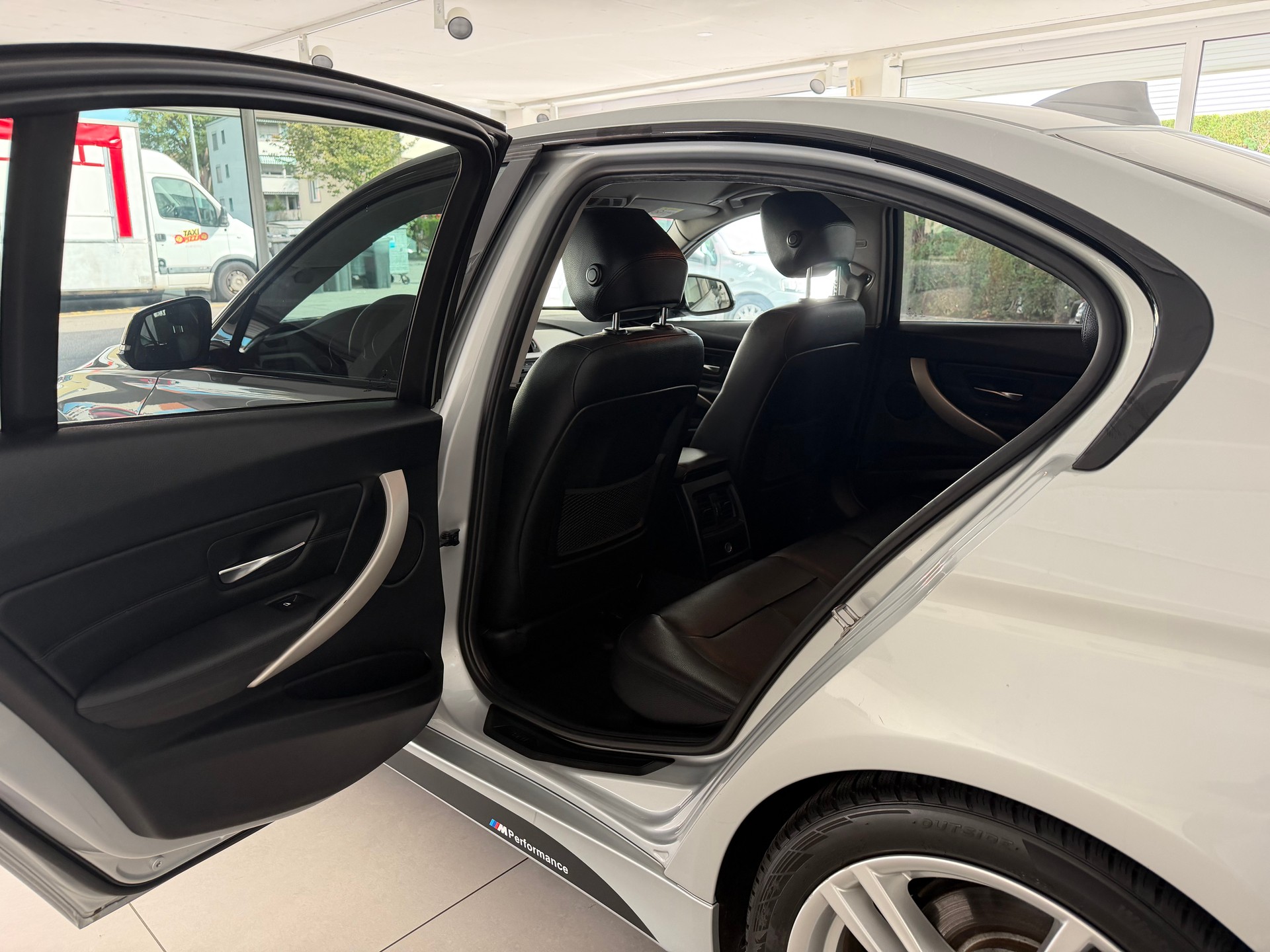 BMW 320d Sport Line Steptronic-image-11