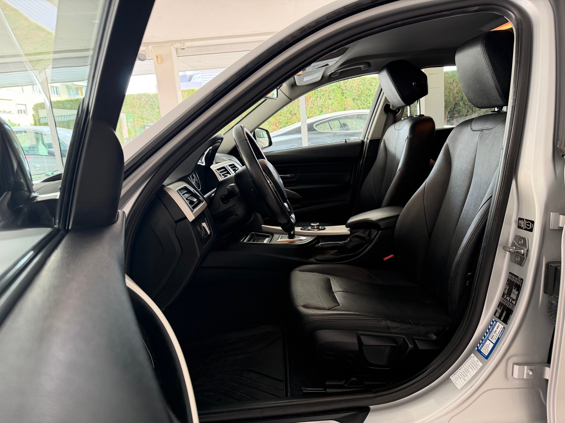 BMW 320d Sport Line Steptronic-image-10