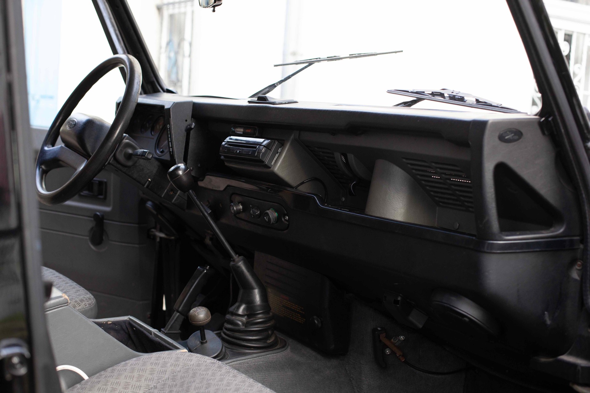 LAND ROVER Defender 110 Td5 - autark mit Solarpanels-image-5