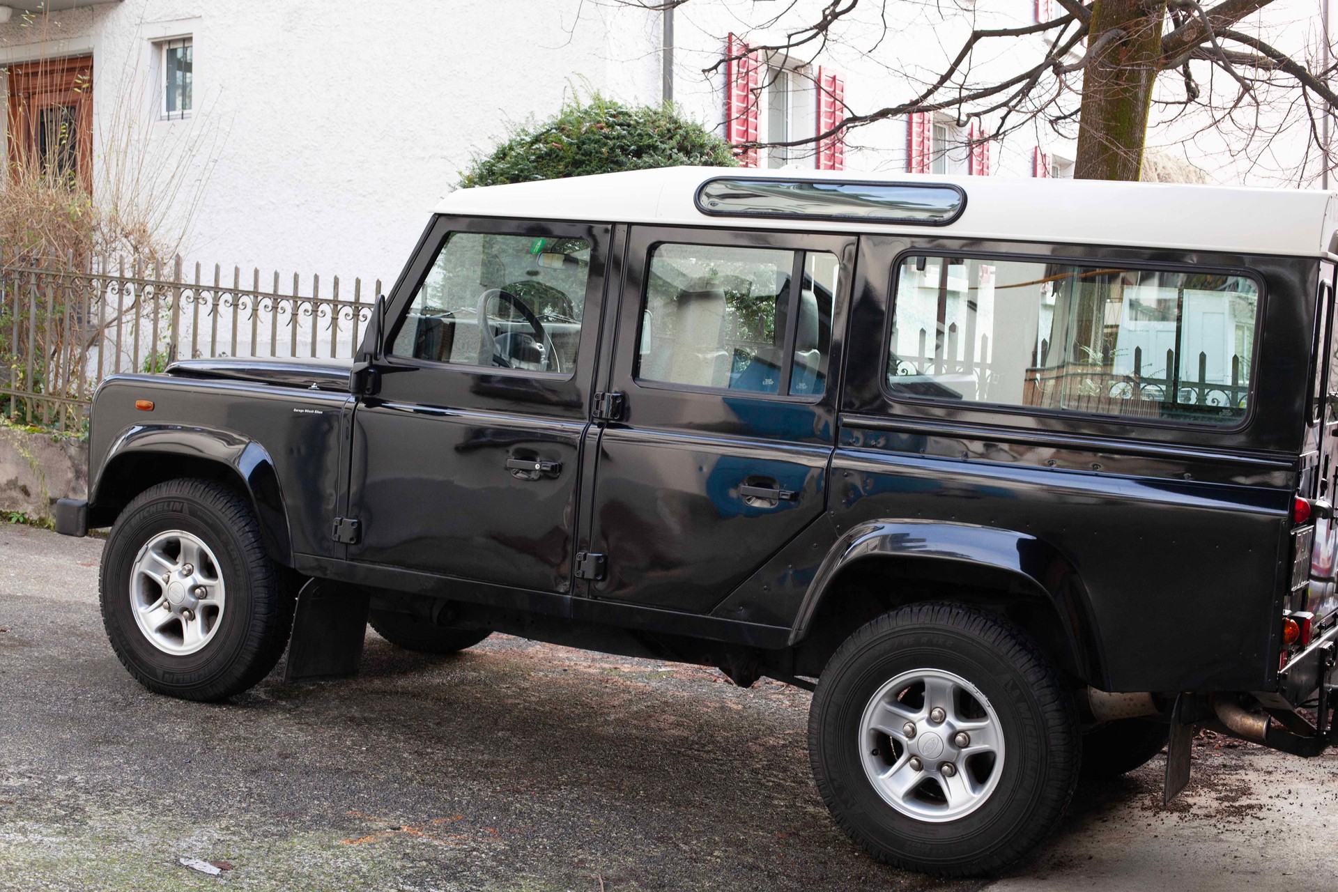 LAND ROVER Defender 110 Td5 - autark mit Solarpanels-image-2