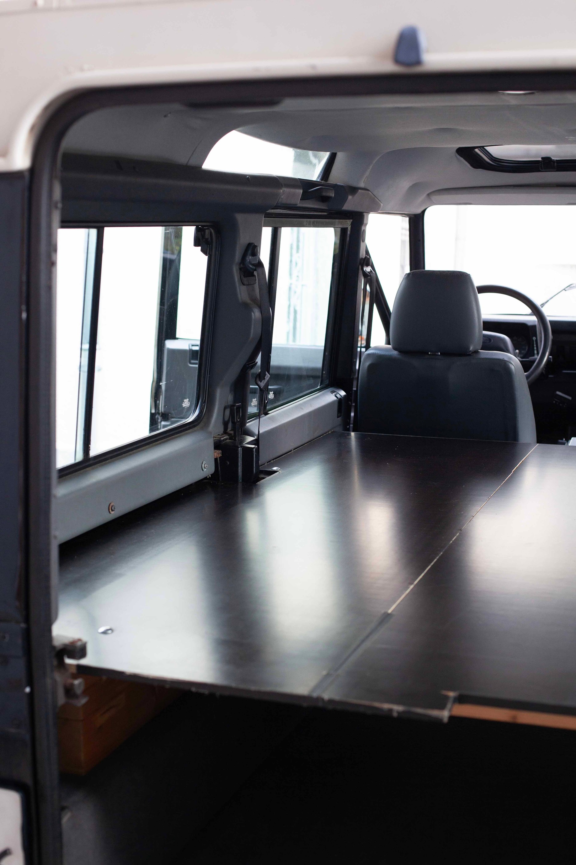 LAND ROVER Defender 110 Td5 - autark mit Solarpanels-image-4
