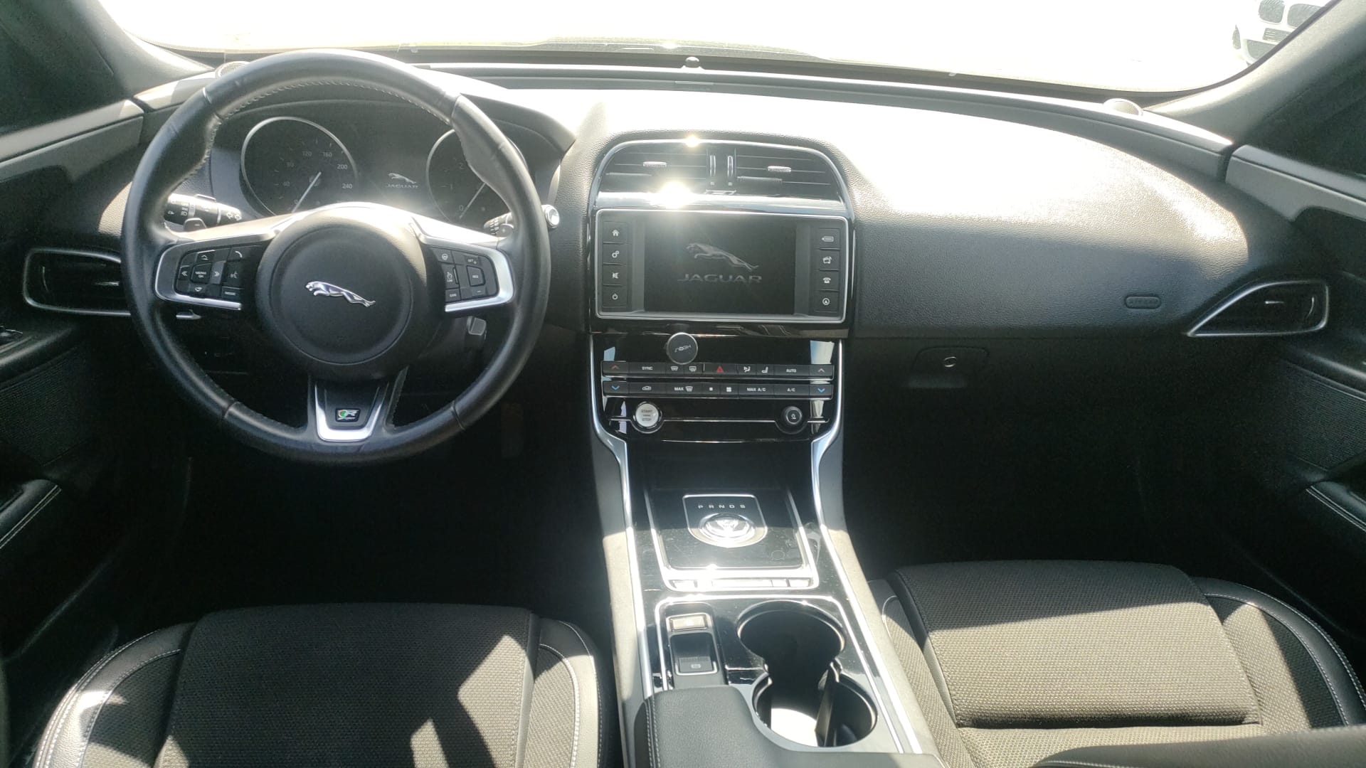JAGUAR XE 20d Pure Automat-image-3