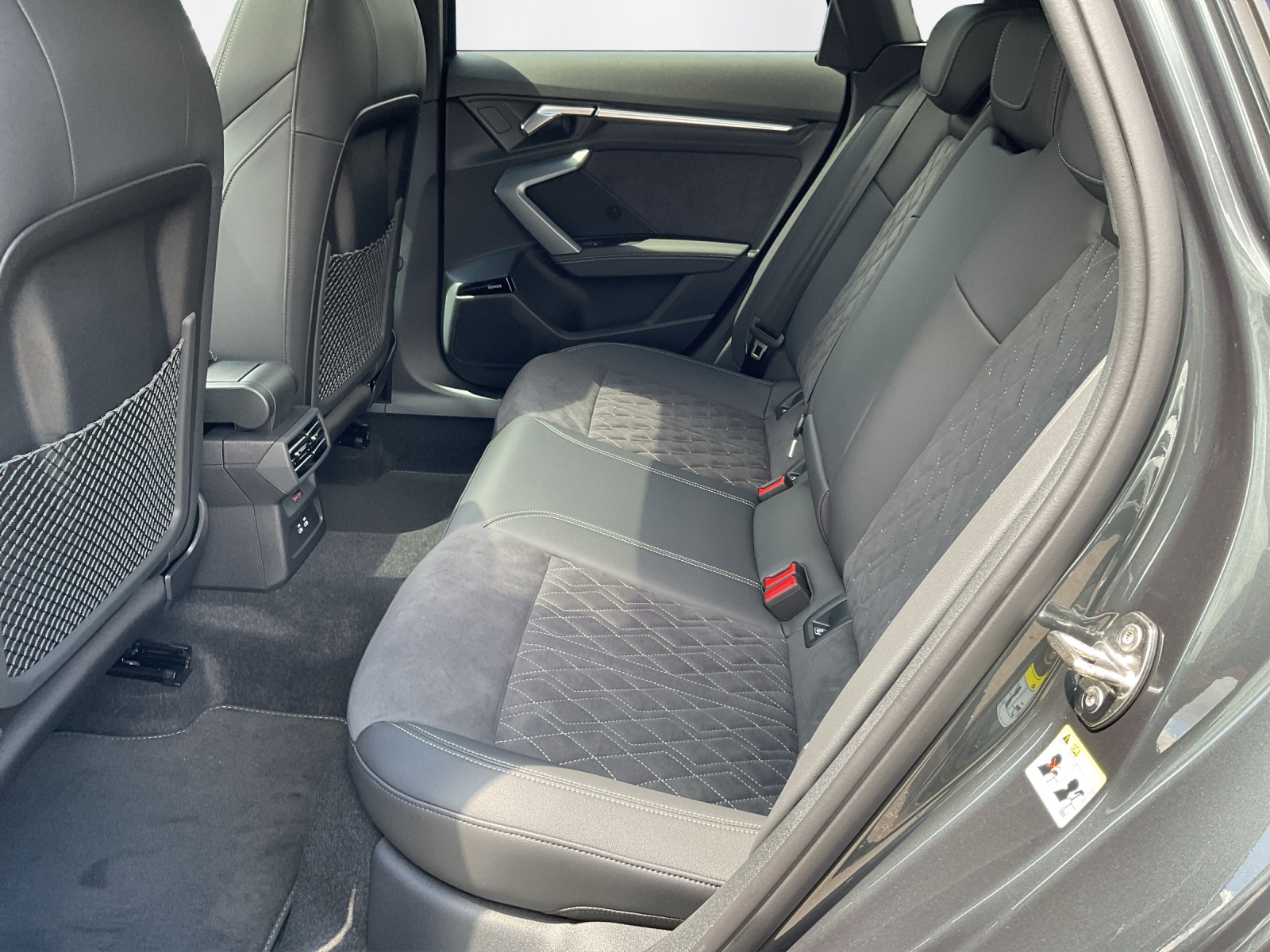 AUDI A3 Sportback 35 TFSI Attraction S-tronic-image-10