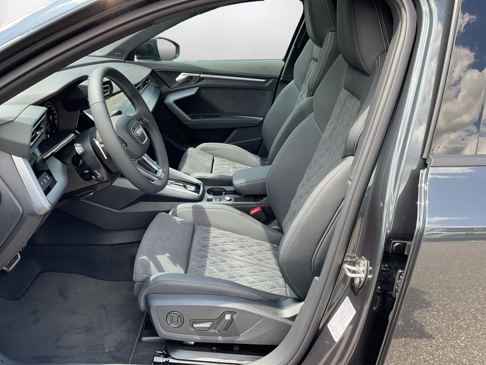 AUDI A3 Sportback 35 TFSI Attraction S-tronic-image-9