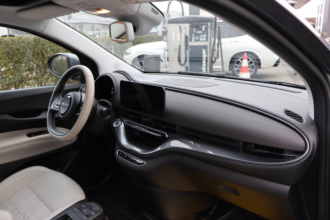 FIAT 500 Cabrio La Prima-image-12