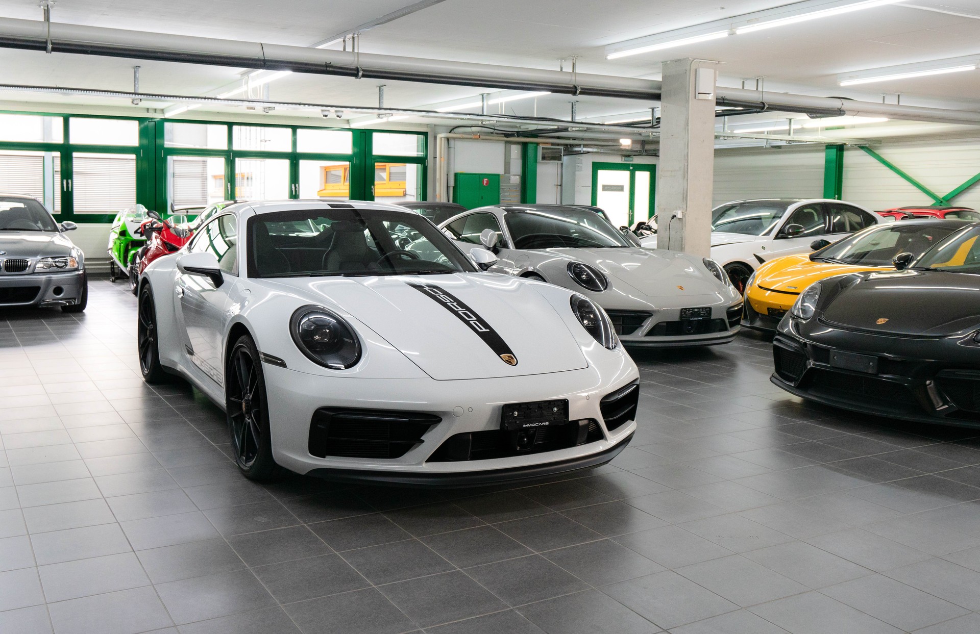PORSCHE 911 Carrera 4 GTS PDK-showroom-element-2