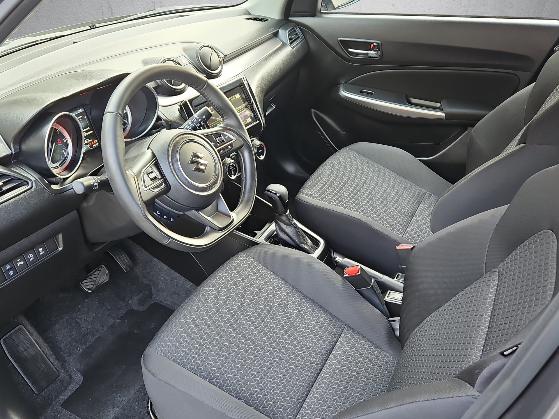 SUZUKI Swift 1.2i Swiss Edition Top Hybrid-image-9