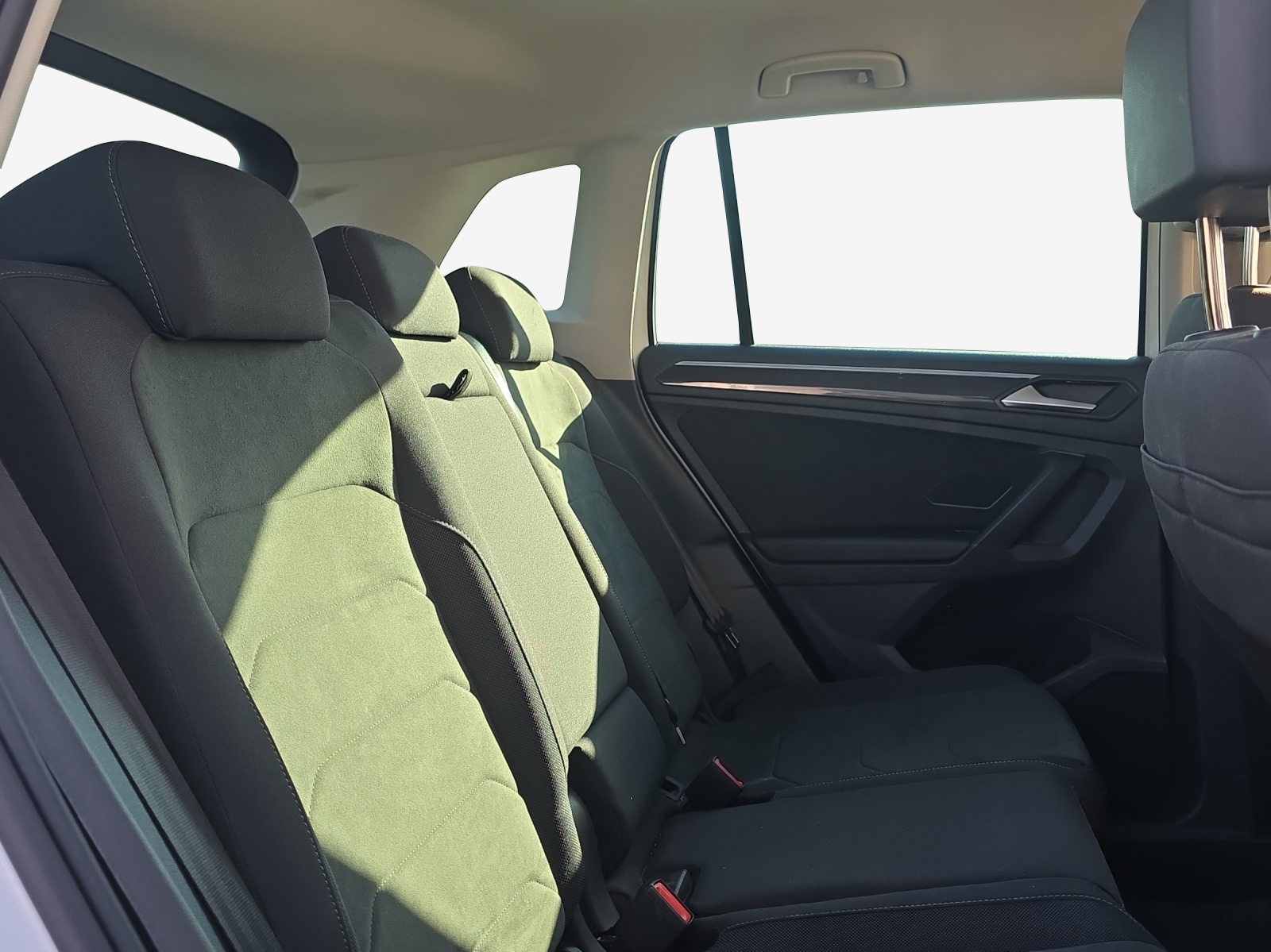 VW Tiguan 2.0 TDI SCR Elegance 4Motion DSG-image-14