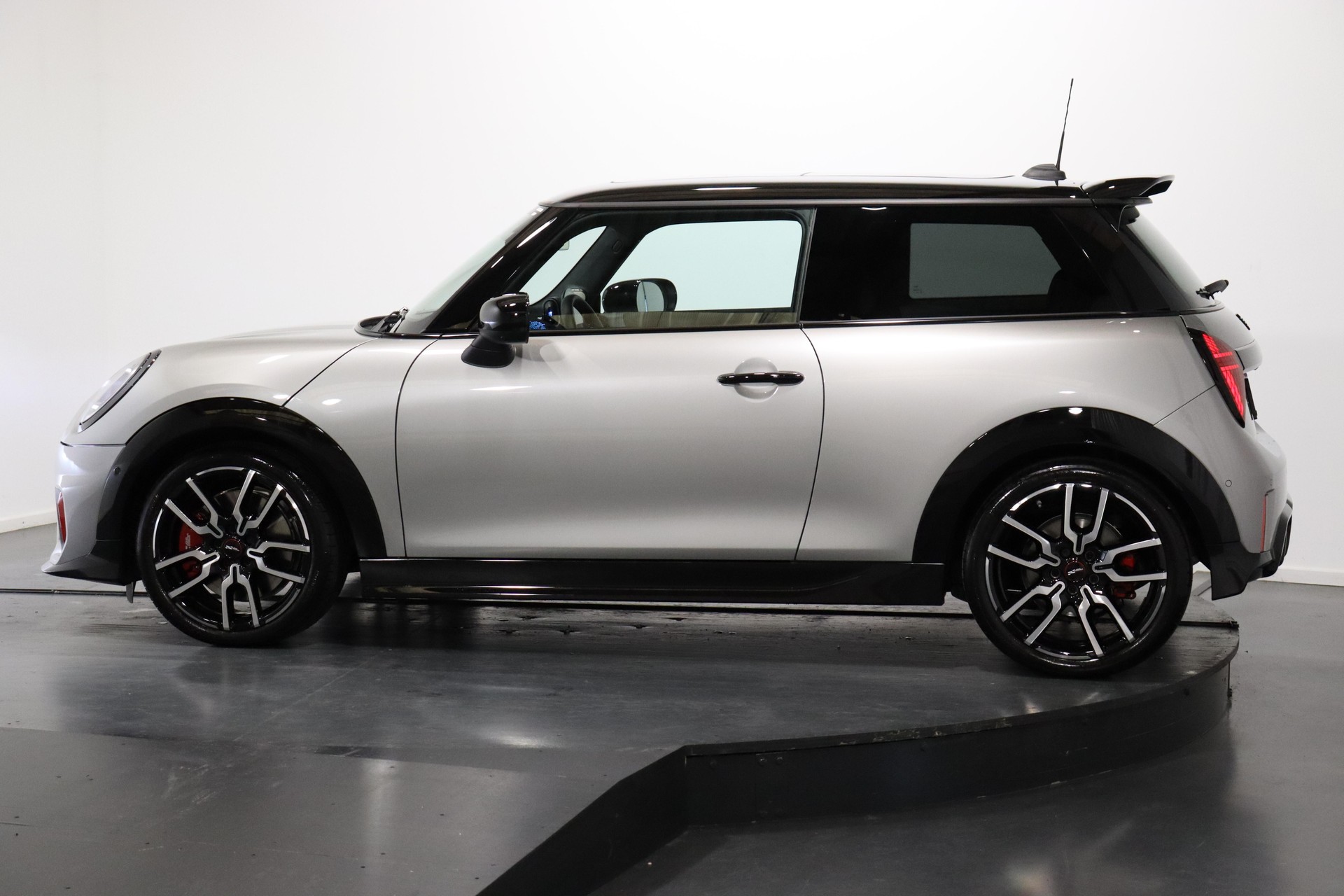 MINI F66 2.0i John Cooper Works-image-1