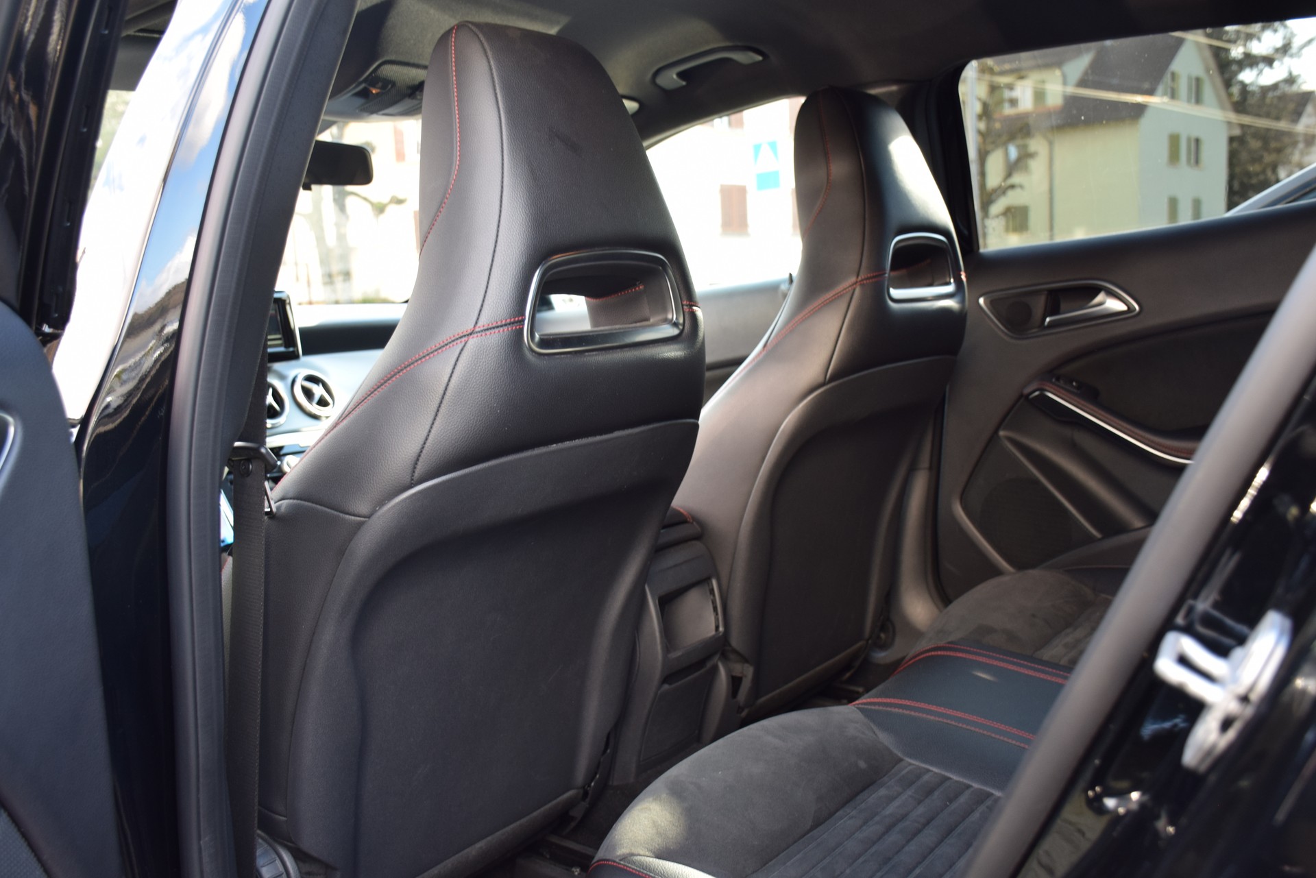 MERCEDES-BENZ GLA 200 AMG Line 7G-DCT-image-15