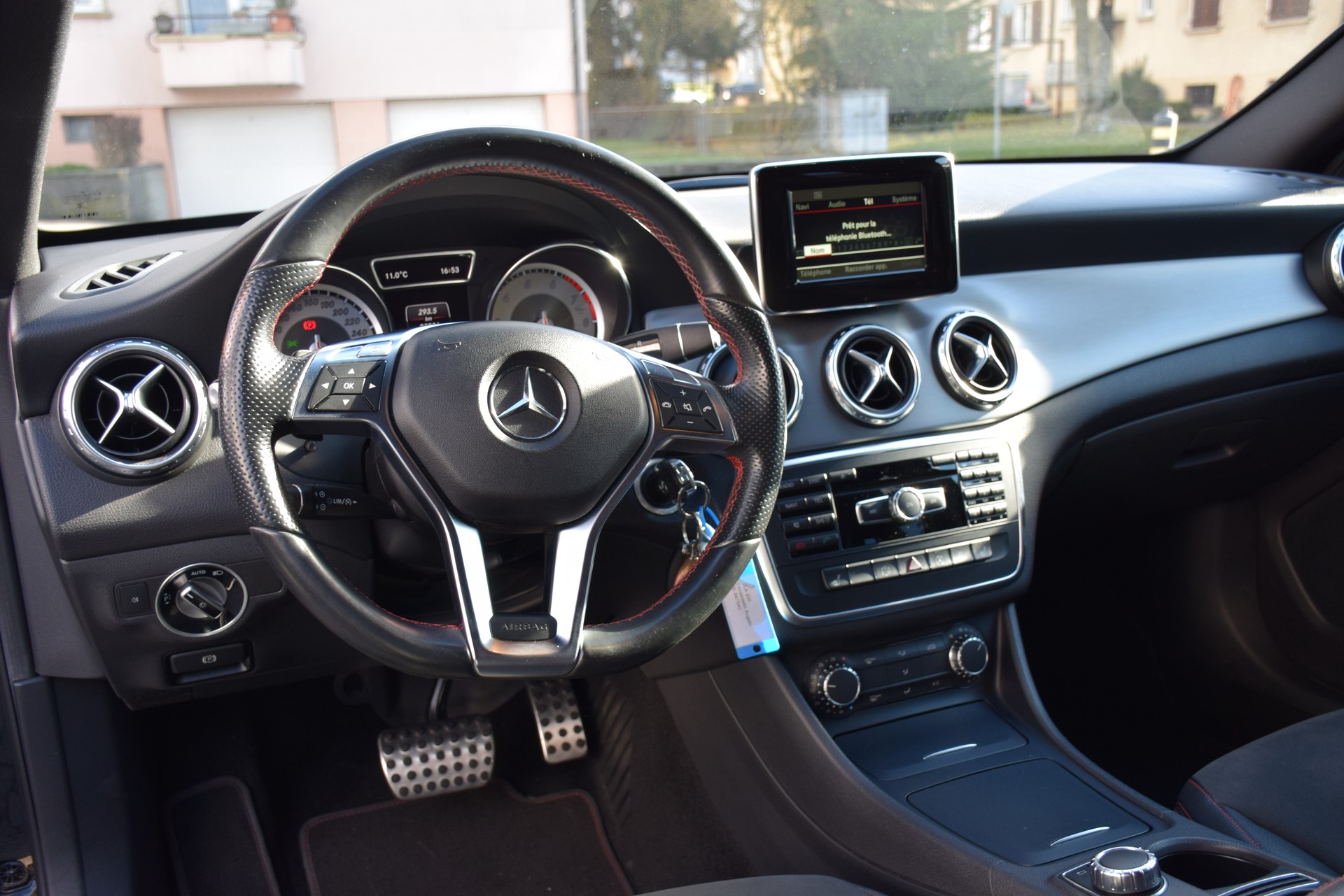 MERCEDES-BENZ GLA 200 AMG Line 7G-DCT-image-12