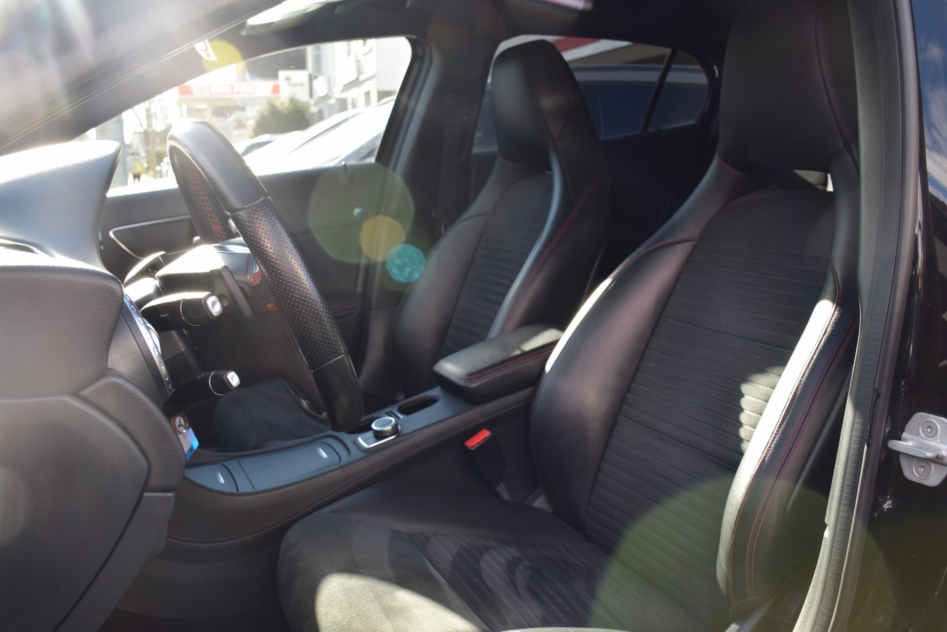 MERCEDES-BENZ GLA 200 AMG Line 7G-DCT-image-14