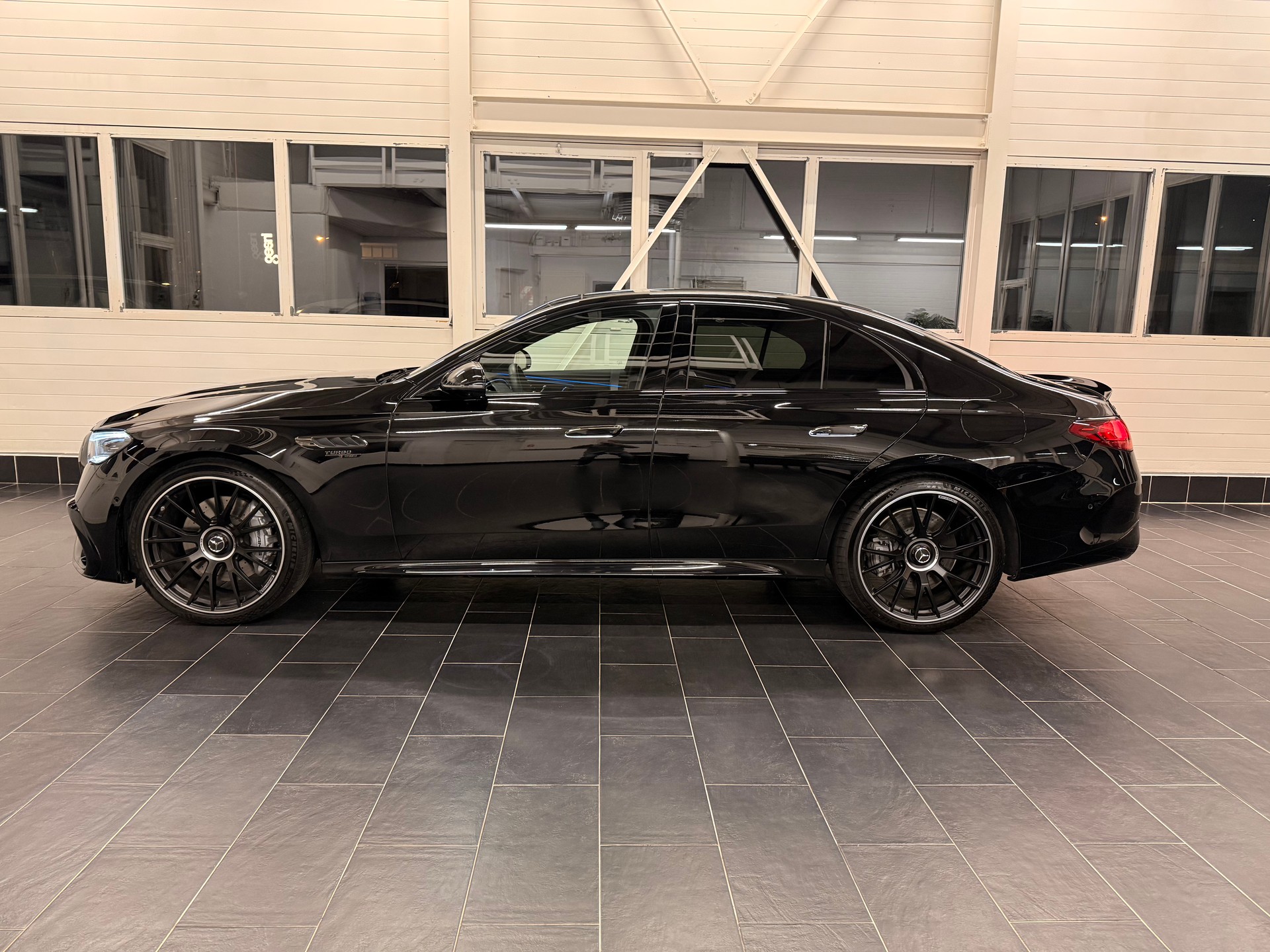 MERCEDES-BENZ E 53 Hybrid AMG 4matic+-image-5