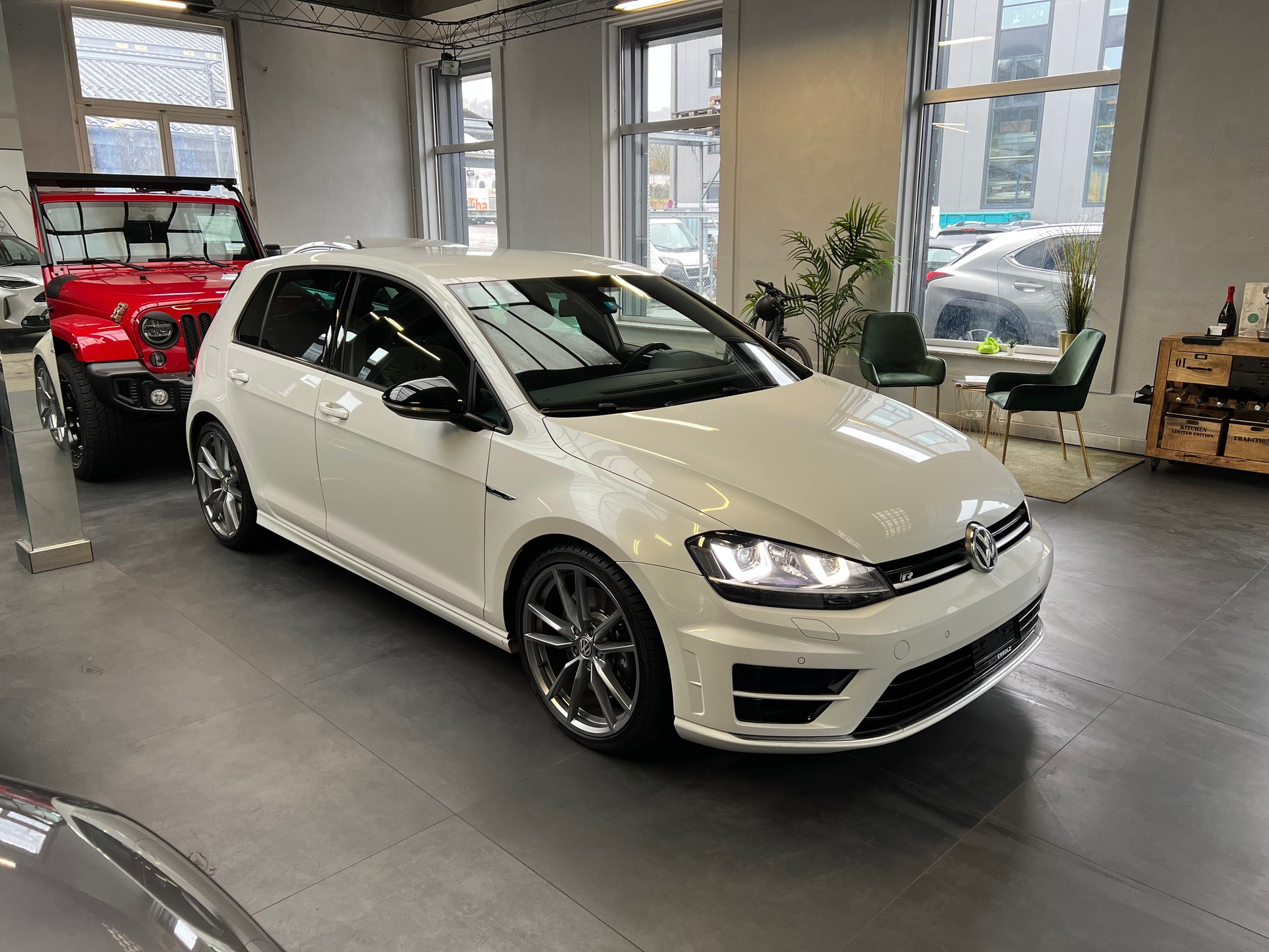 VW Golf 2.0 TSI R 4Motion DSG-image-2