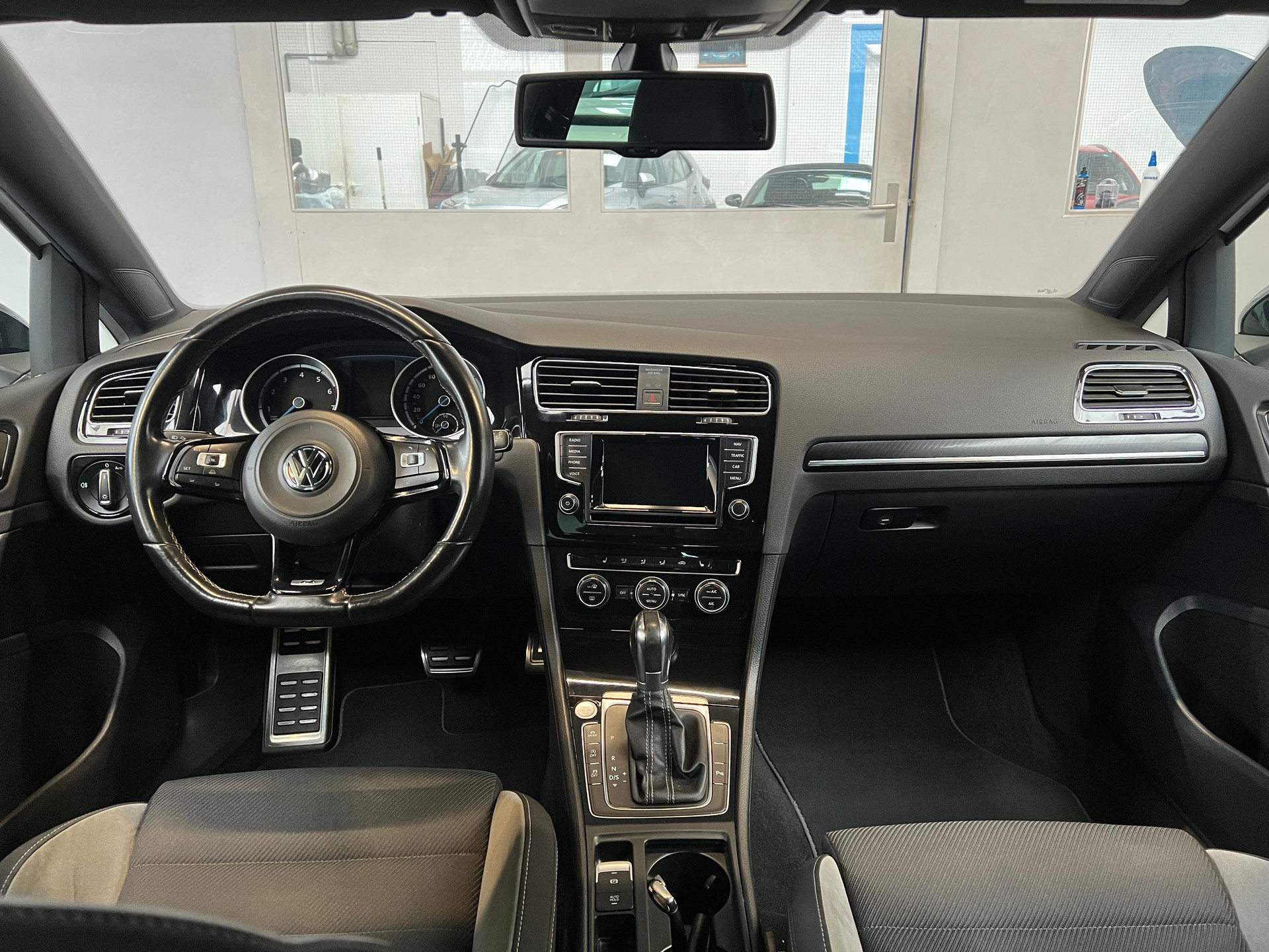 VW Golf 2.0 TSI R 4Motion DSG-image-4