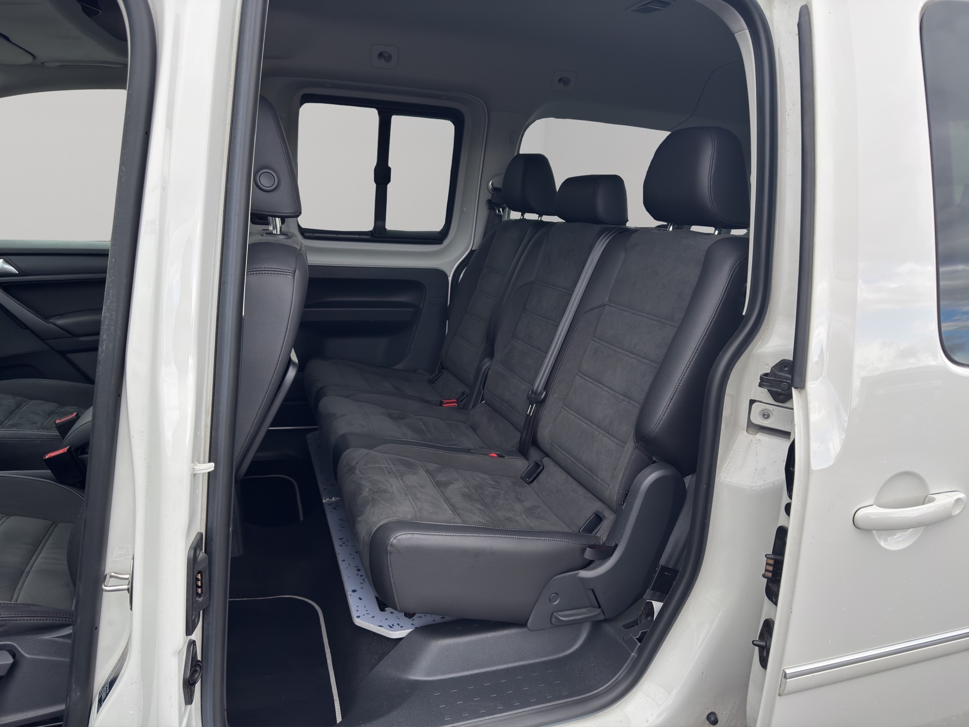 VW Caddy Maxi 2.0 TDI Liberty 4Motion DSG-image-9