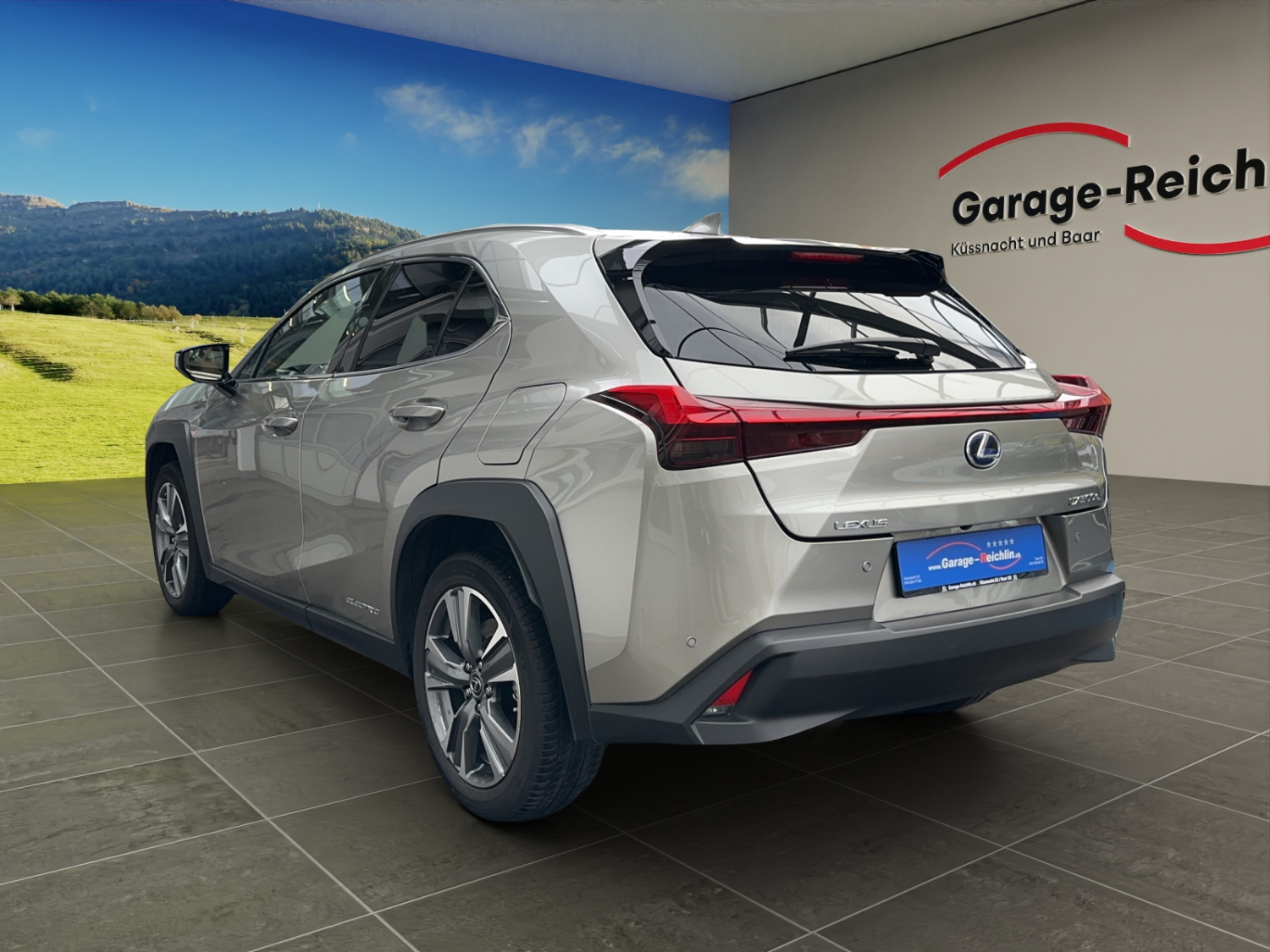 LEXUS UX 300e Excellence-showroom-element-2