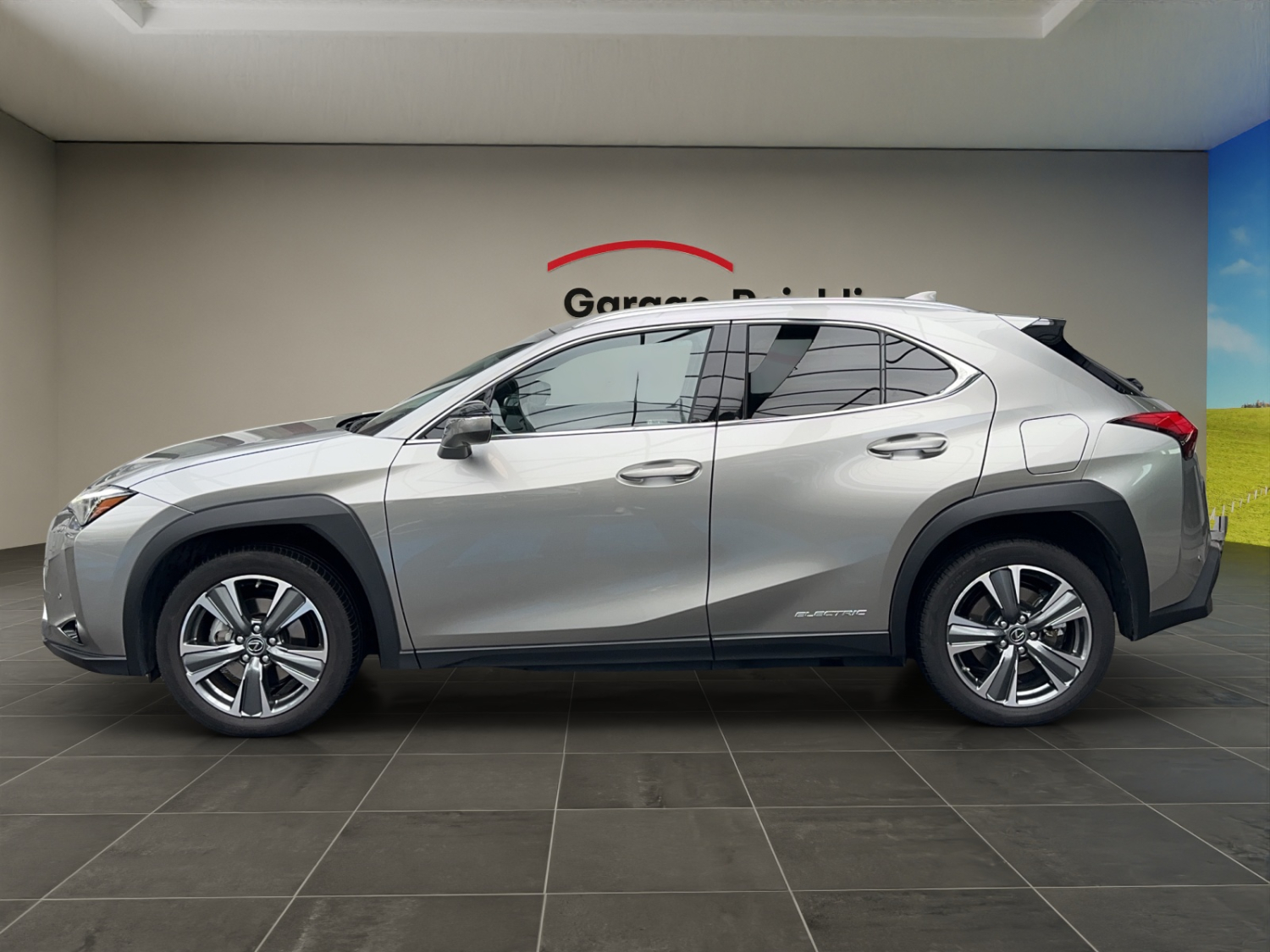 LEXUS UX 300e Excellence-showroom-element-1