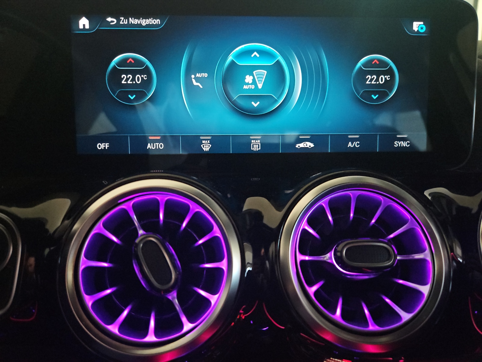 MERCEDES-BENZ GLA 250 4Matic AMG Line 8G-DCT-image-15