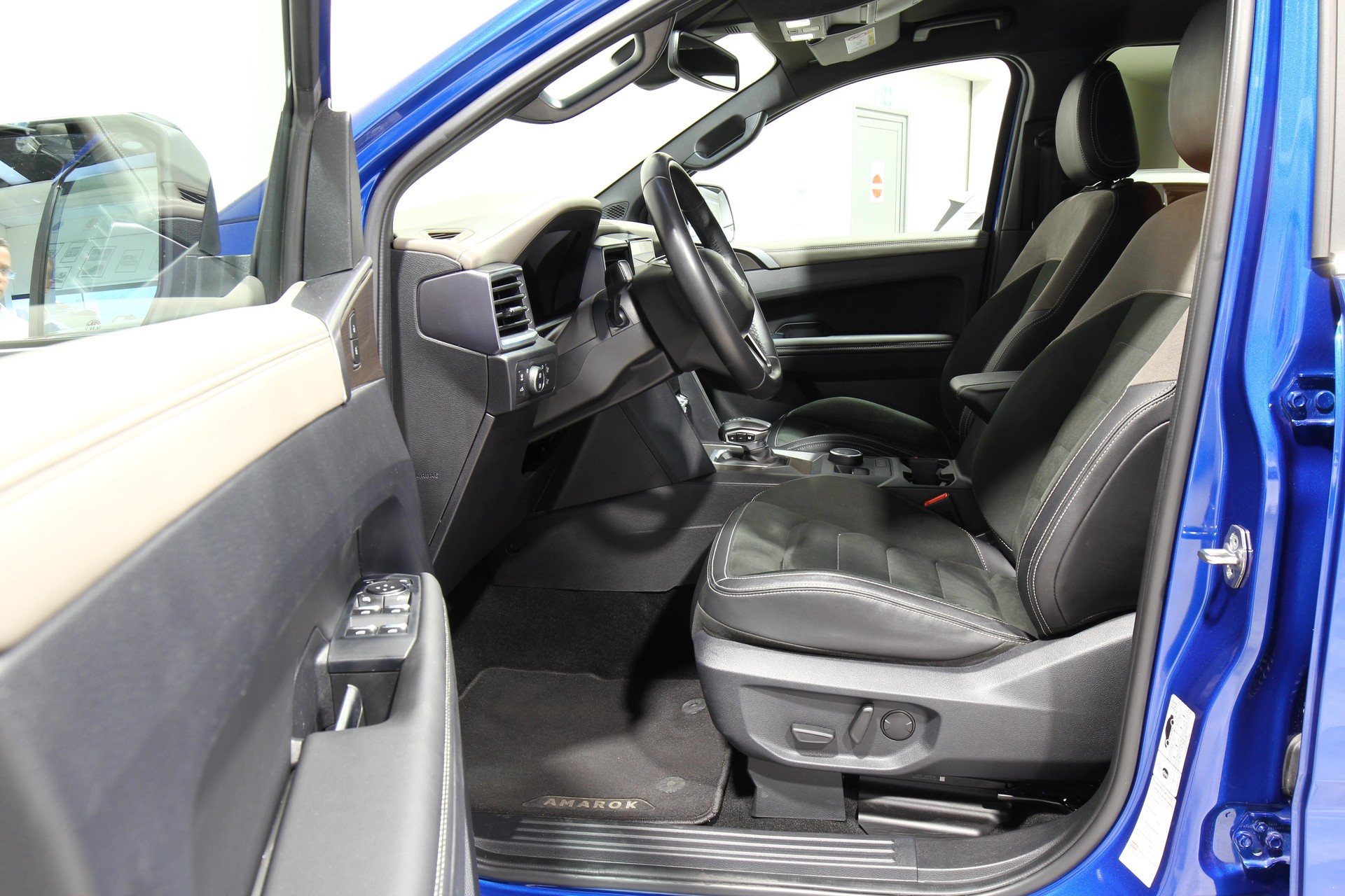 VW Amarok DKab. Pick-up 3.0 TDI 240 Aventura Winter 2 4m-image-10