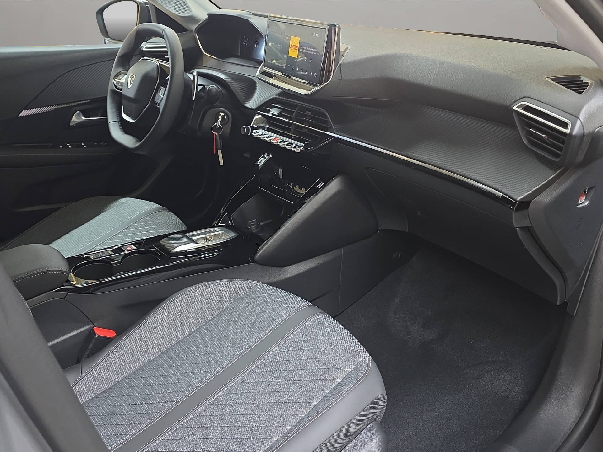 PEUGEOT 208 1.2 Hybrid Allure-image-9