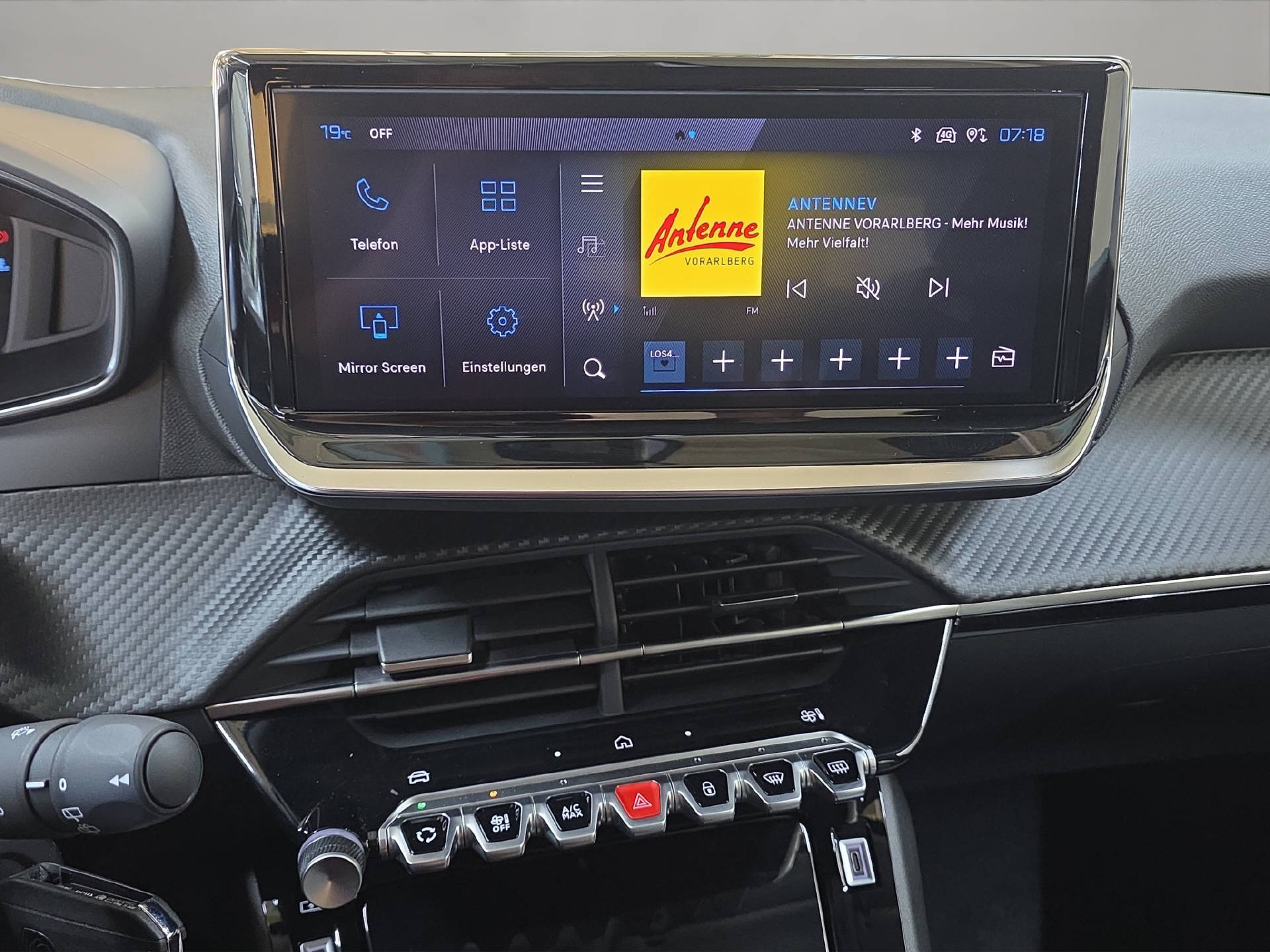 PEUGEOT 208 1.2 Hybrid Allure-image-12