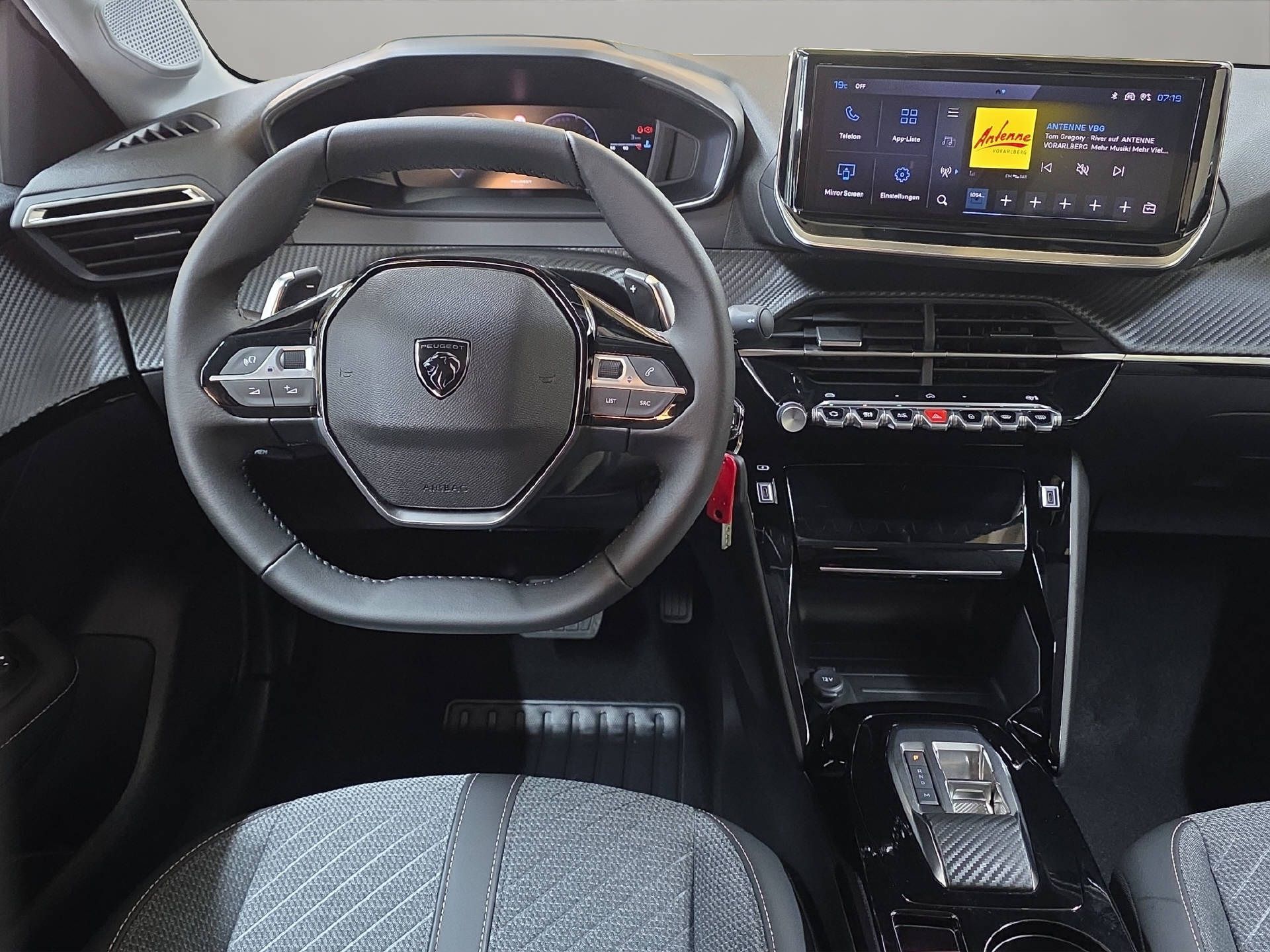 PEUGEOT 208 1.2 Hybrid Allure-image-6
