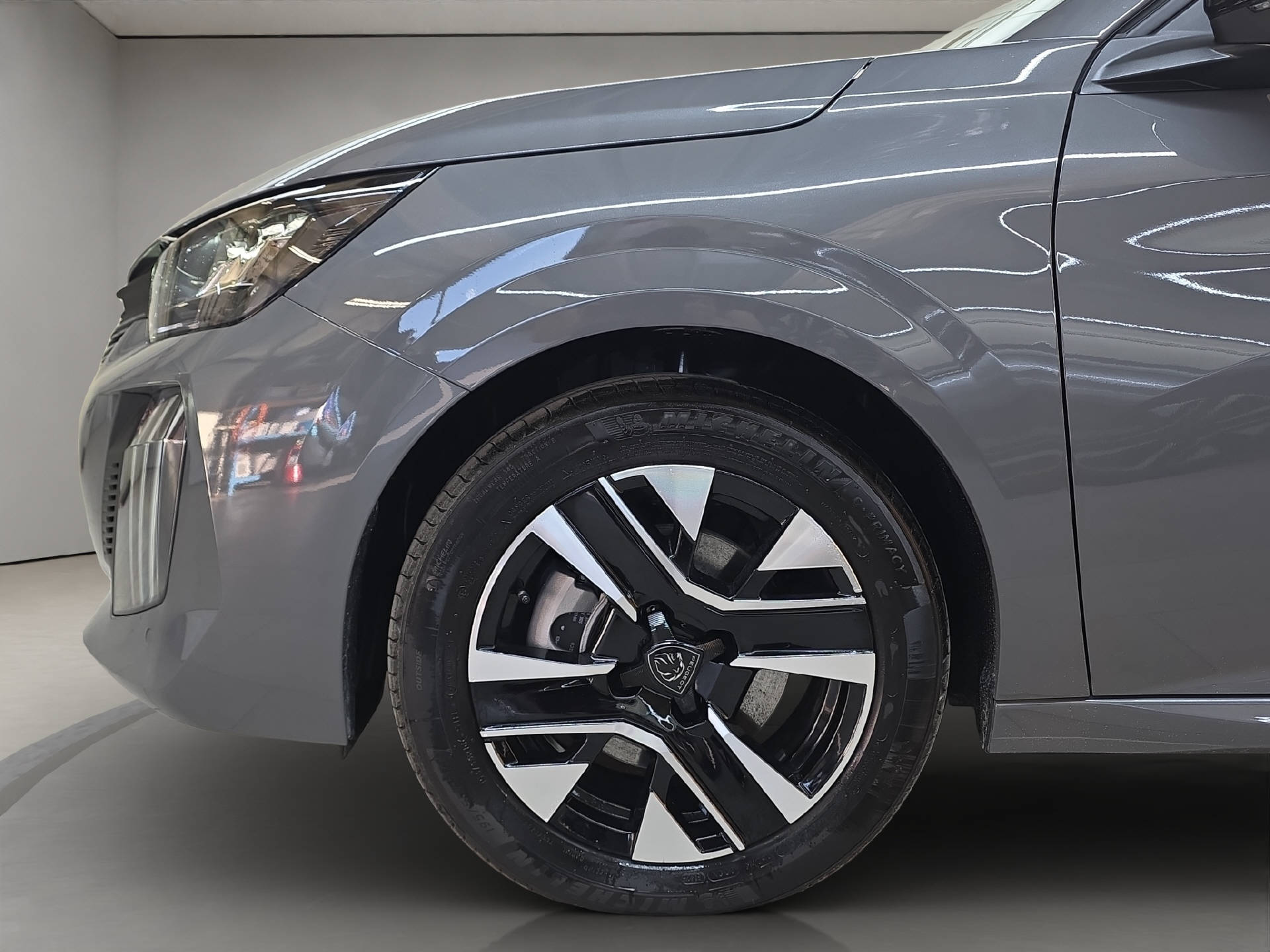 PEUGEOT 208 1.2 Hybrid Allure-image-11