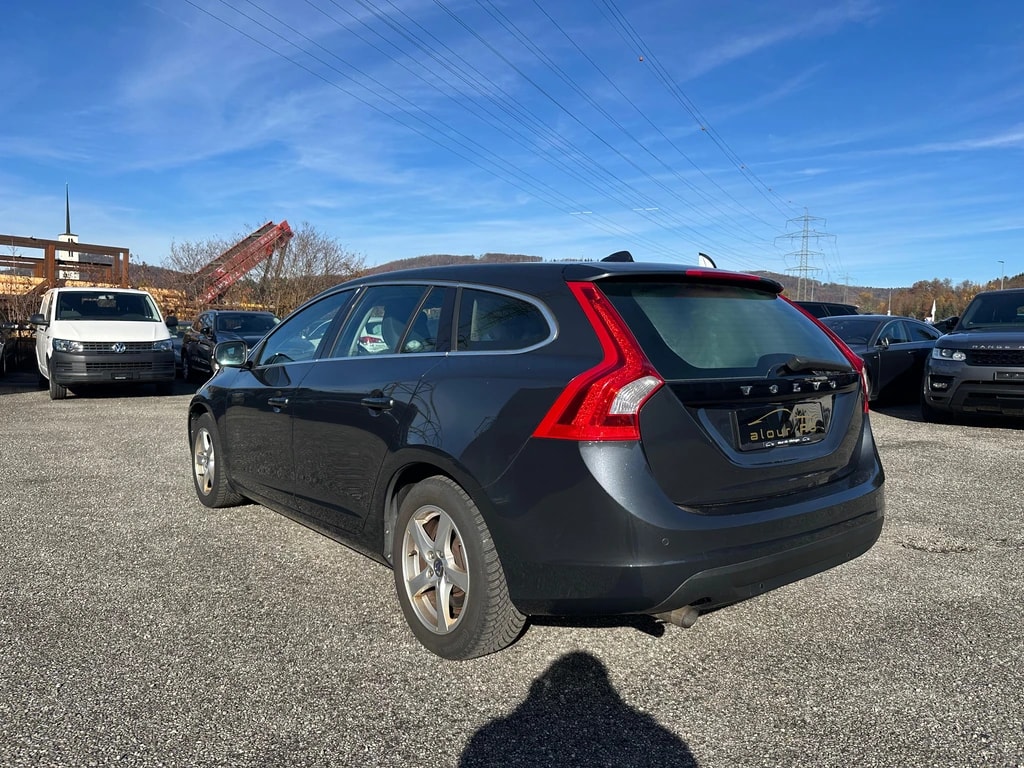 VOLVO V60 D4 Summum Geartronic-image-2