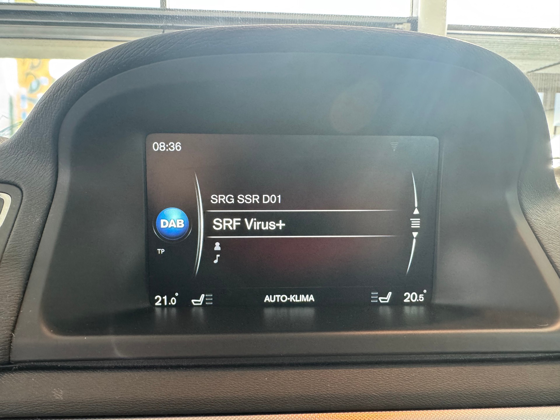 VOLVO V70 D2 Momentum ClassicEd-image-16