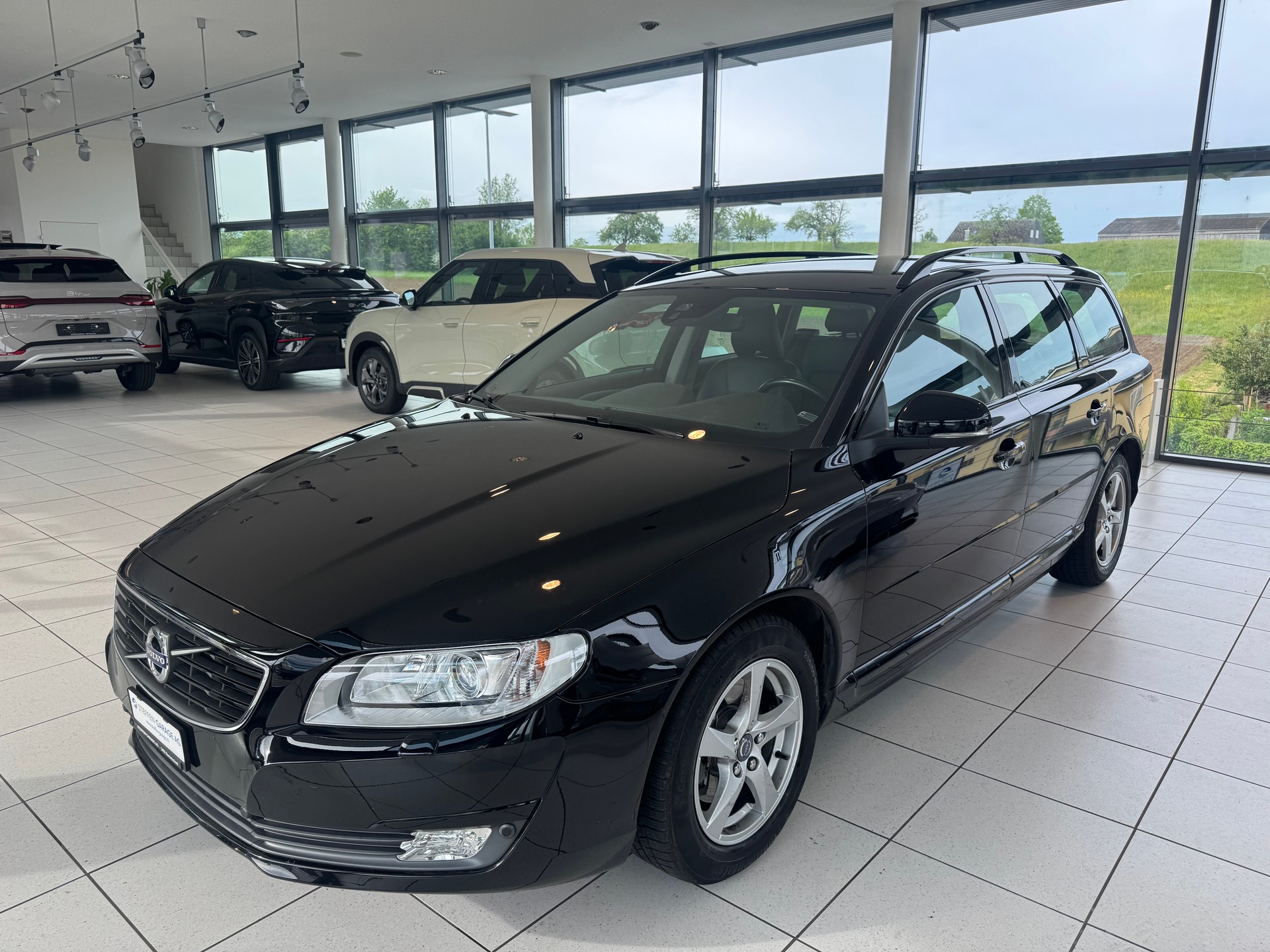 VOLVO V70 D2 Momentum ClassicEd-showroom-element-3