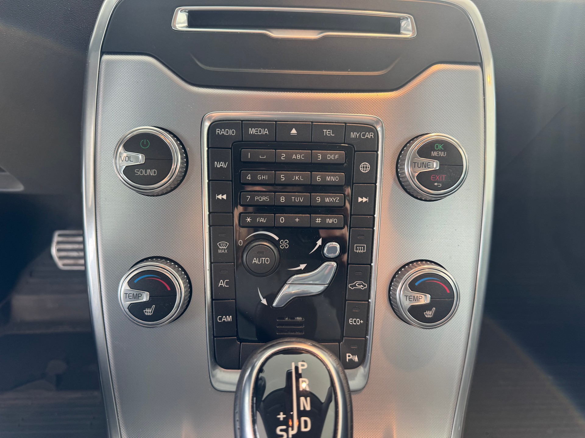 VOLVO V70 D2 Momentum ClassicEd-image-19