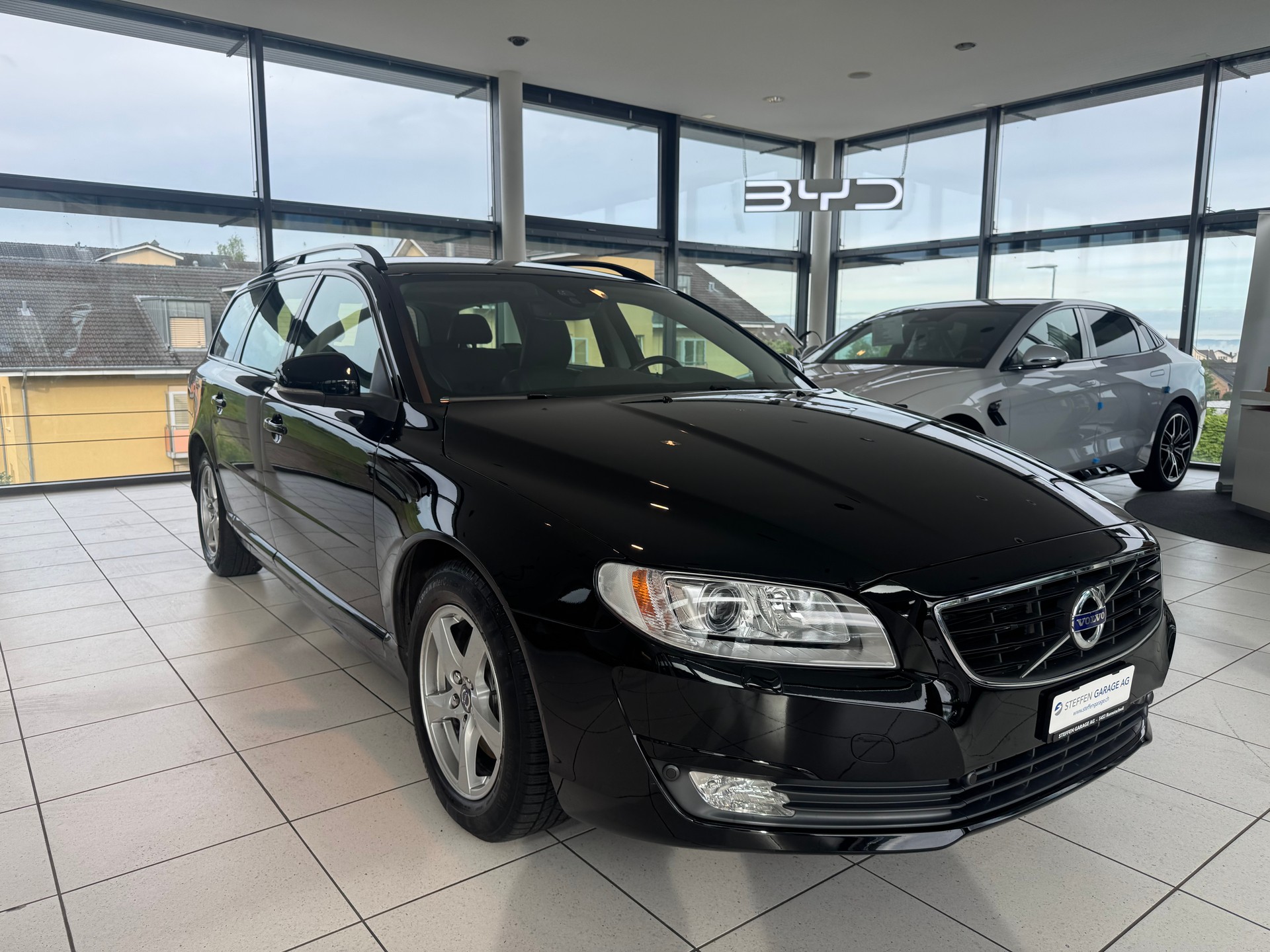 VOLVO V70 D2 Momentum ClassicEd-showroom-element-2