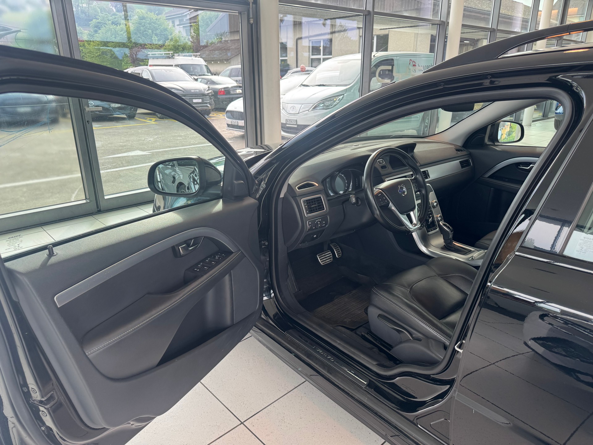VOLVO V70 D2 Momentum ClassicEd-image-10