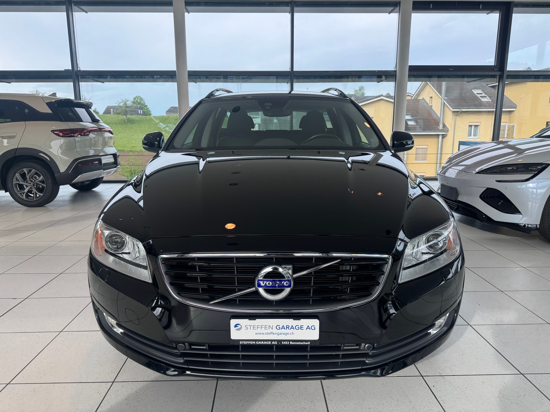 VOLVO V70 D2 Momentum ClassicEd-showroom-element-1
