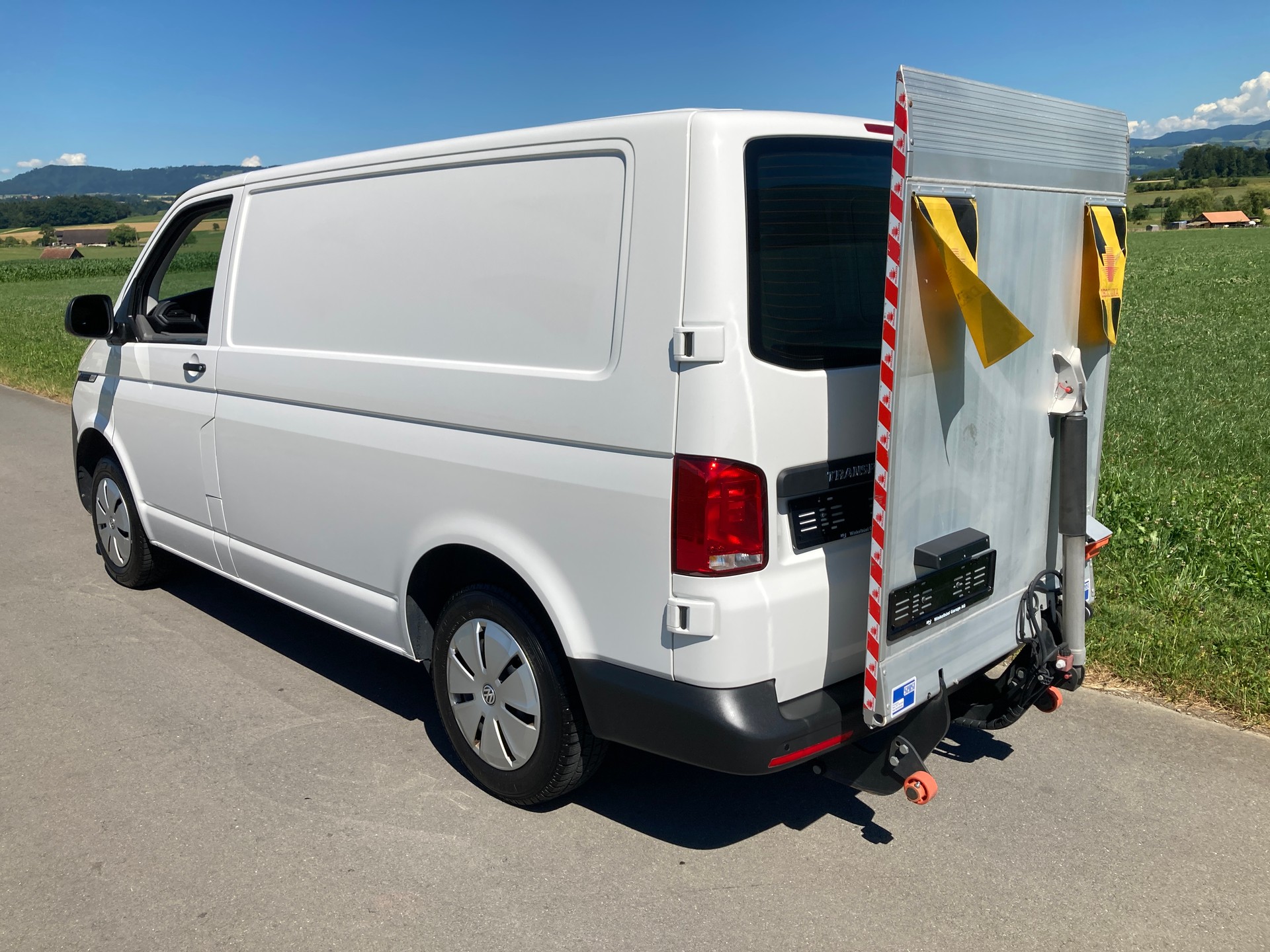 VW T6.1 2.0 TDI mit Hebebühne-image-0