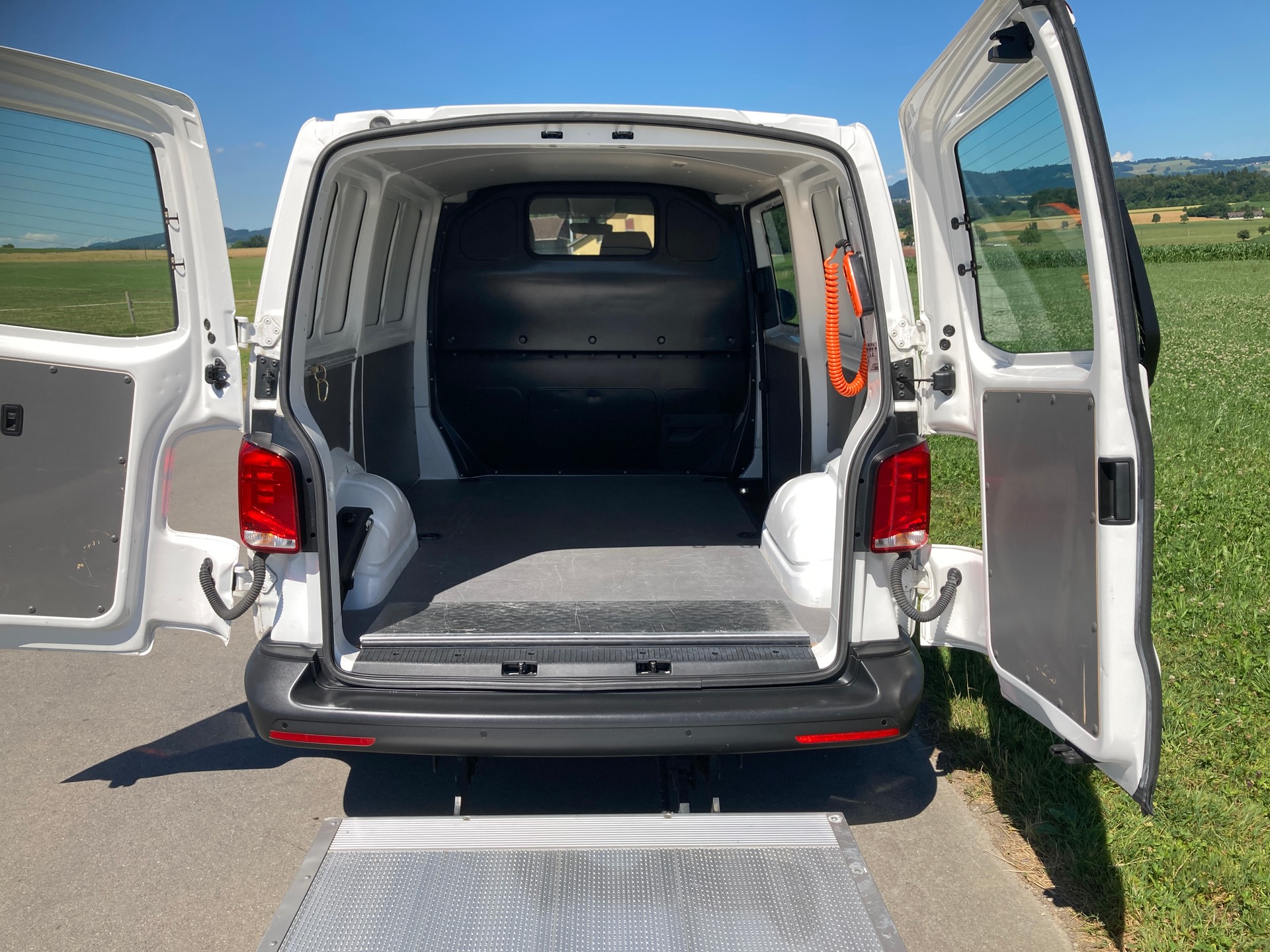 VW T6.1 2.0 TDI mit Hebebühne-image-6