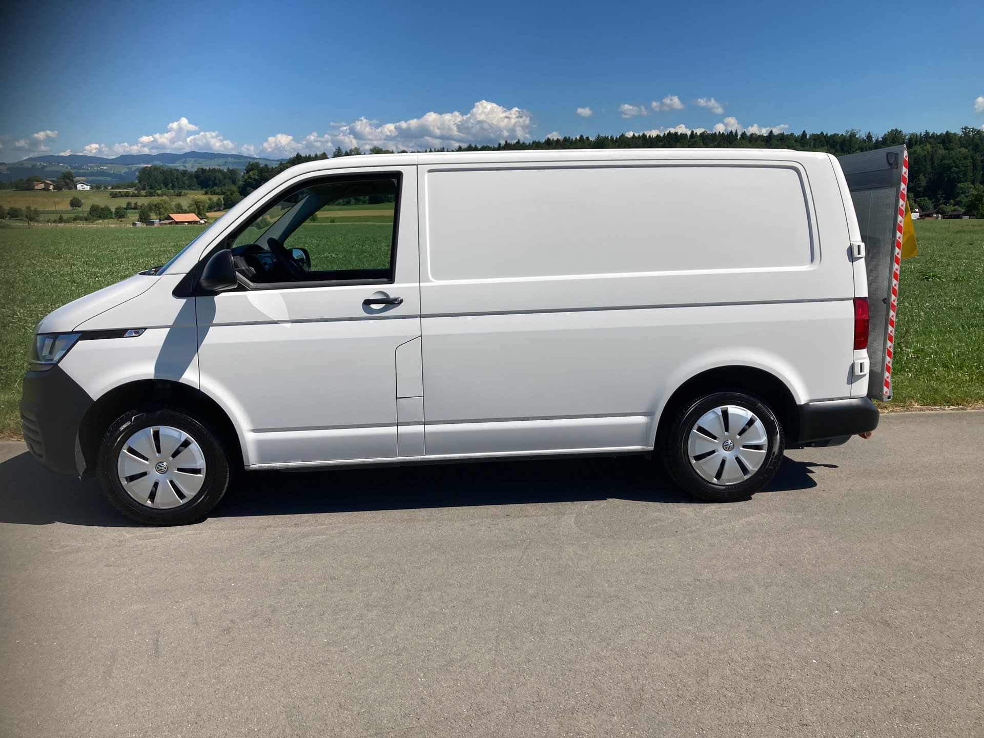 VW T6.1 2.0 TDI mit Hebebühne-image-4