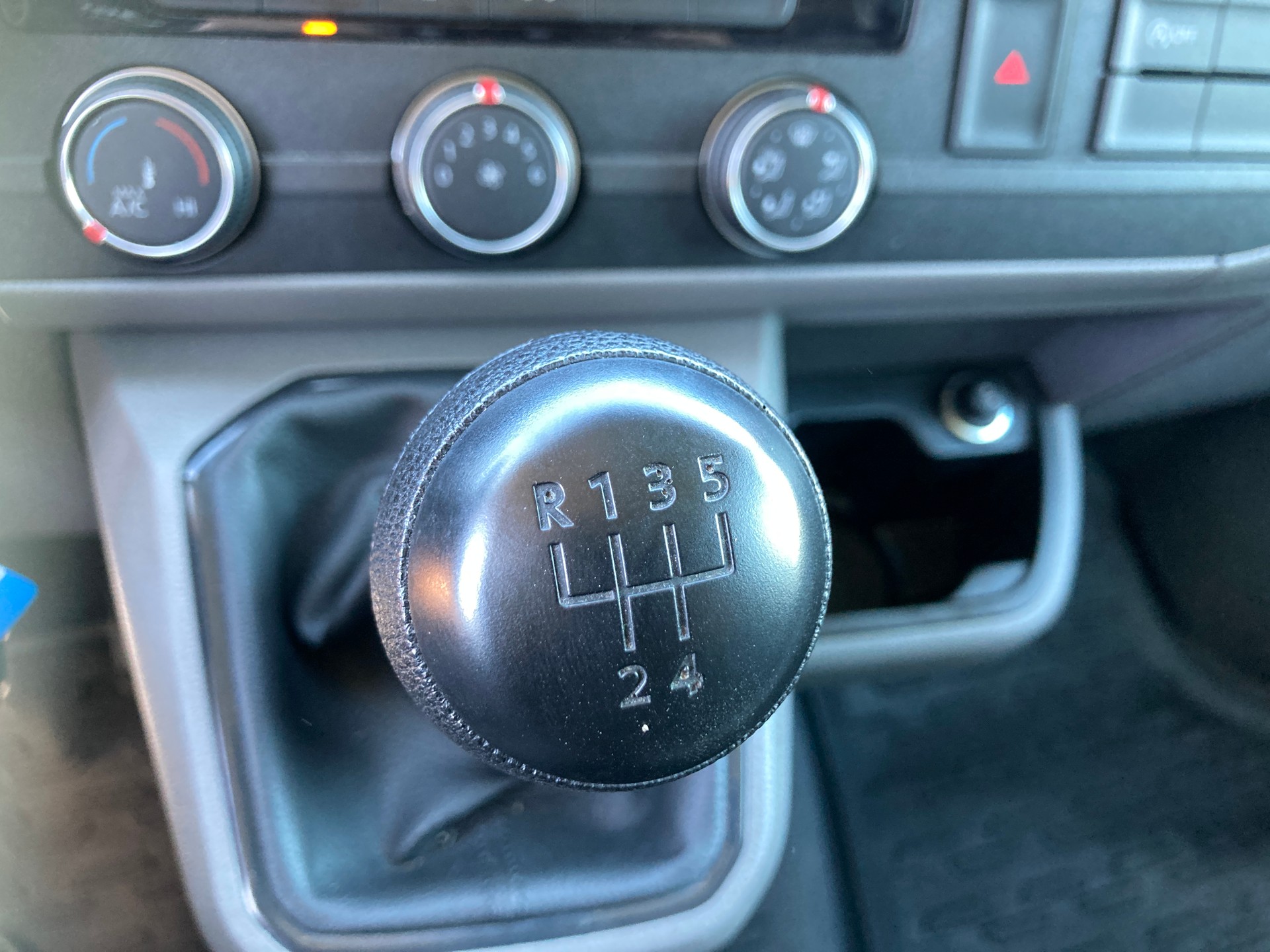 VW T6.1 2.0 TDI mit Hebebühne-image-12