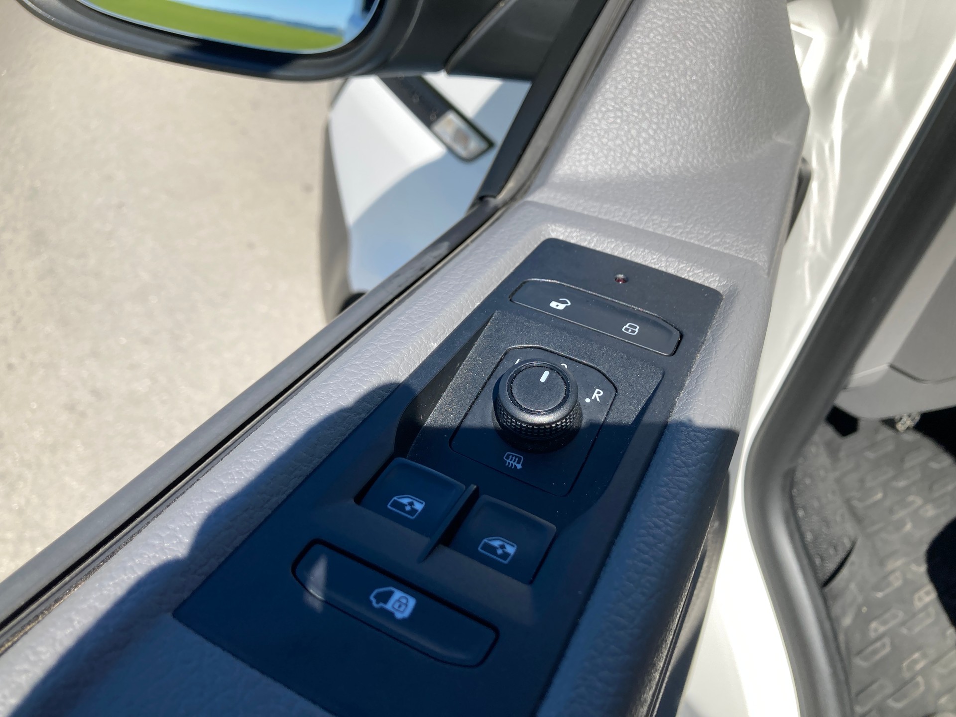 VW T6.1 2.0 TDI mit Hebebühne-image-10