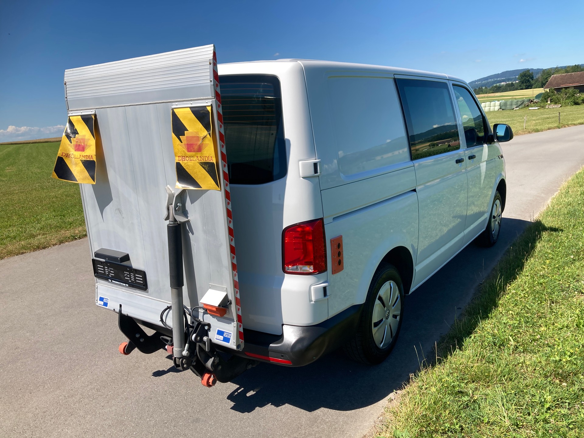 VW T6.1 2.0 TDI mit Hebebühne-image-3