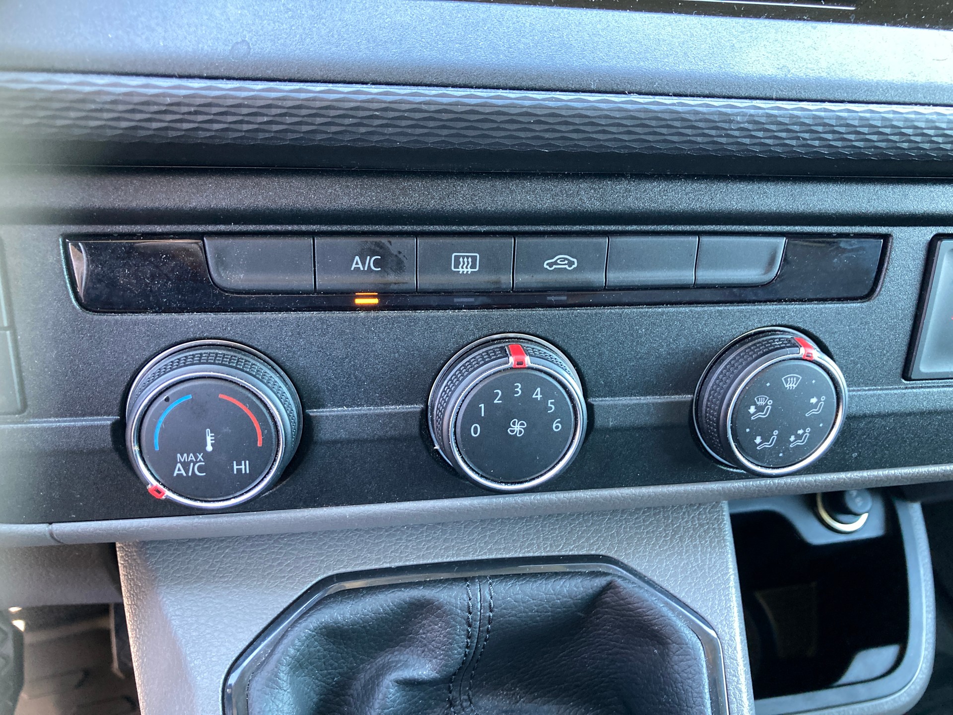 VW T6.1 2.0 TDI mit Hebebühne-image-11